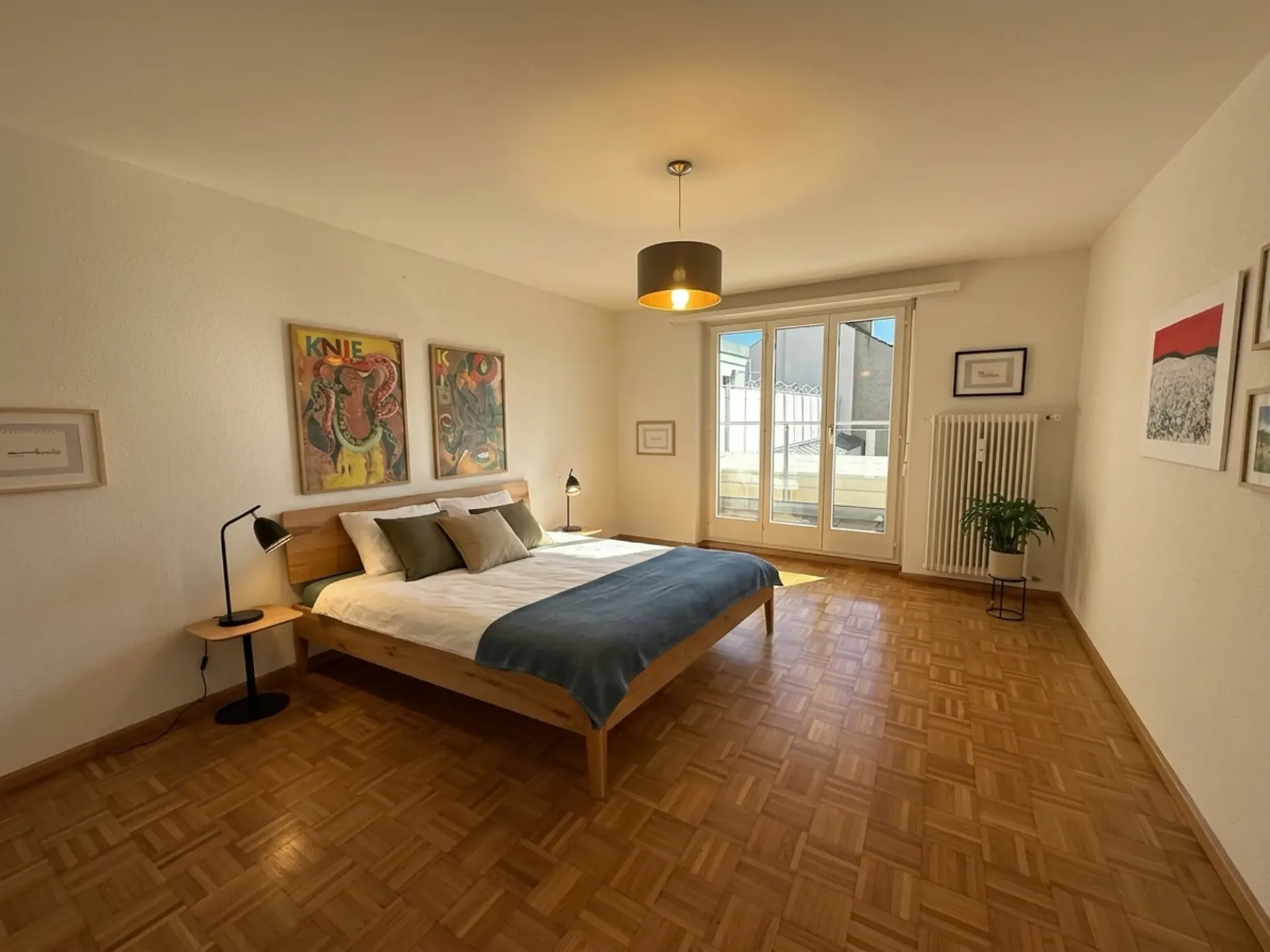 Spacious, bright apartment on the 5th floor, directly at the train station, with garage