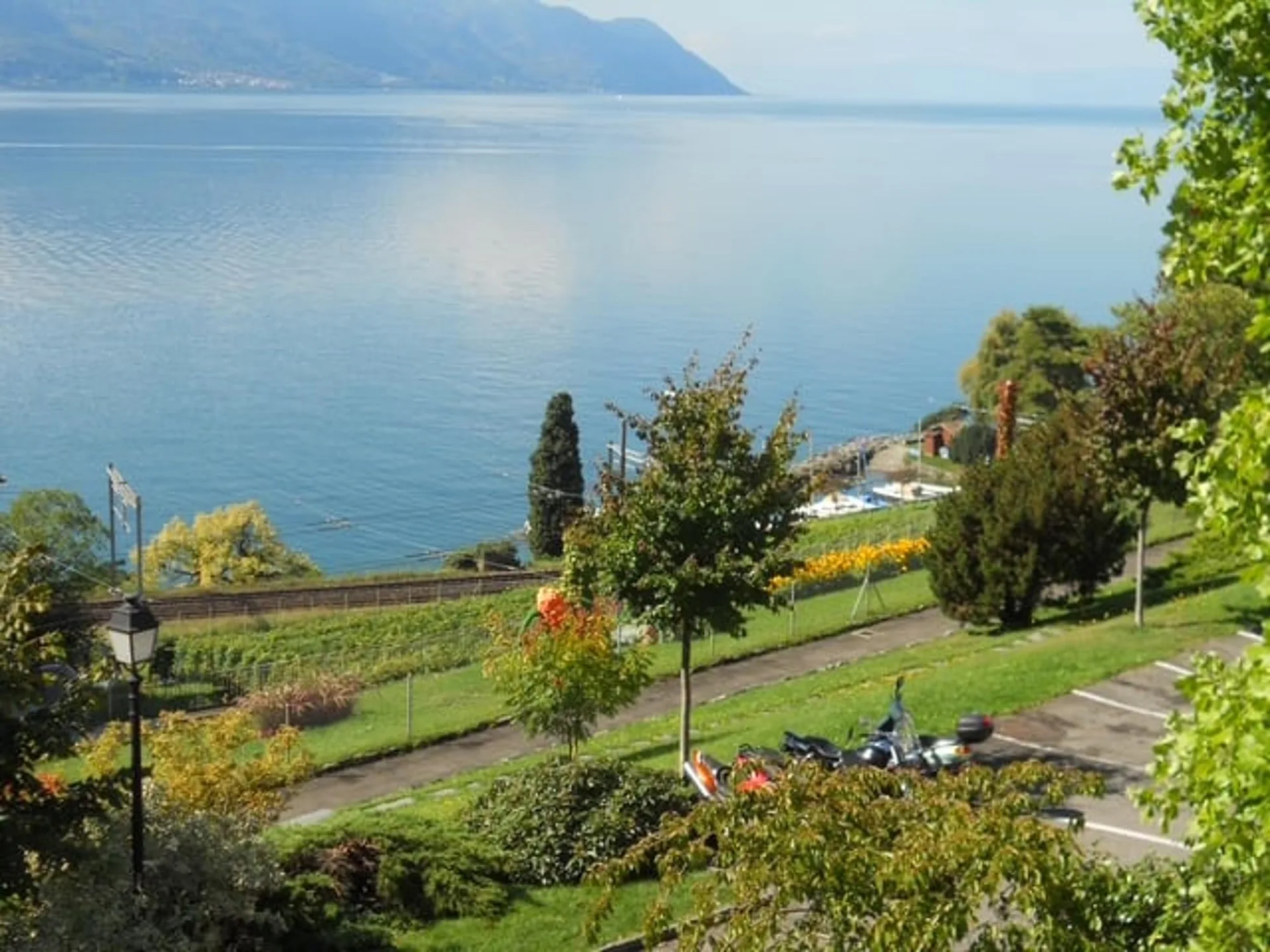 Immeuble de rendement proche de Montreux avec vue sur le lac – 3 appartements, jardins, terrasses