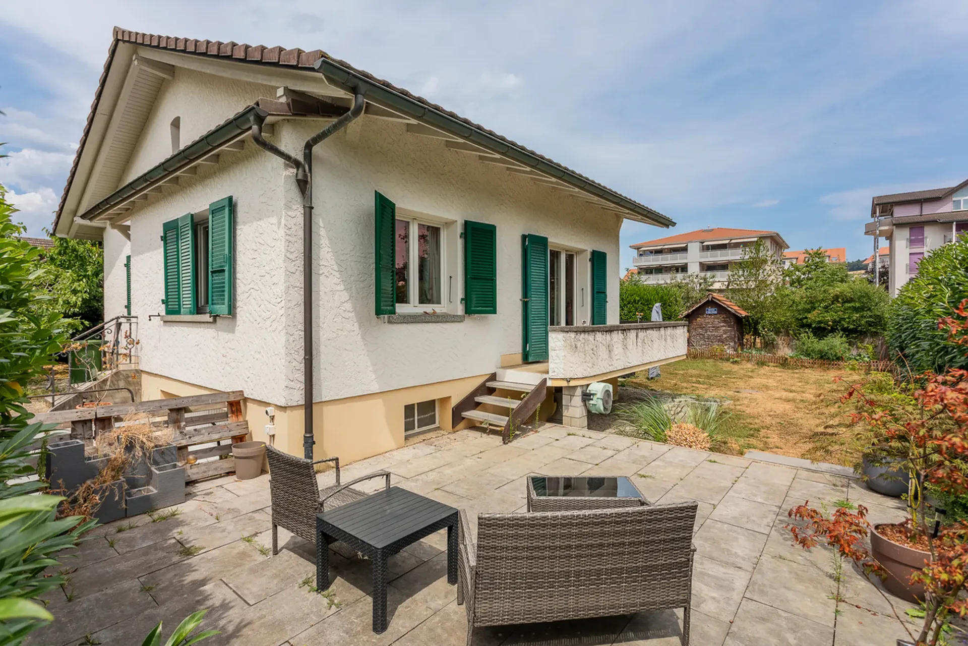 Einfamilienhaus mit Garage und Autoverdeck