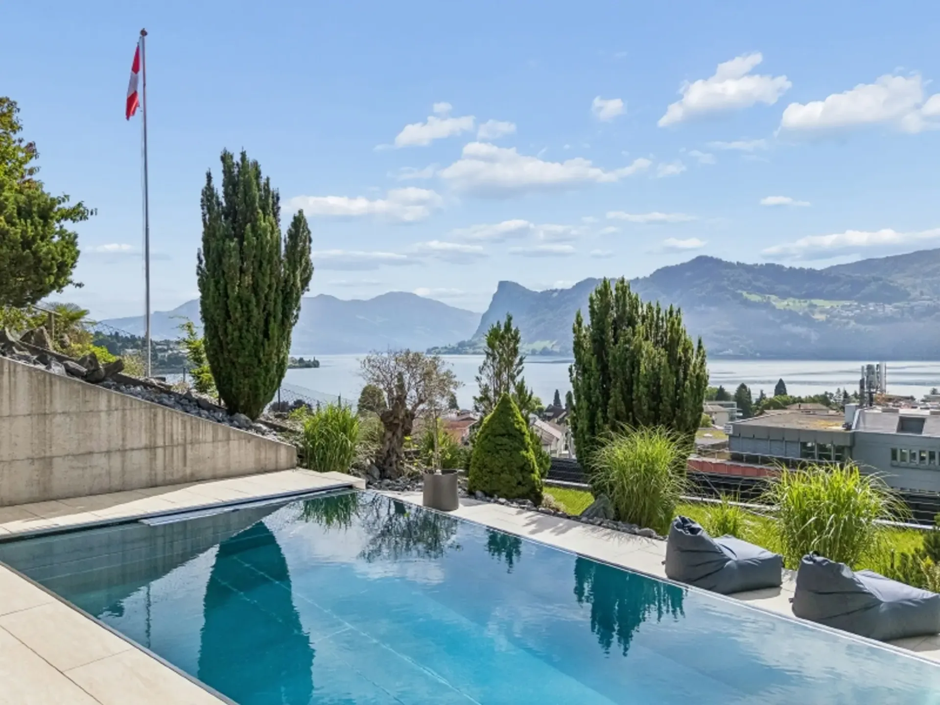 4 1/2-ZiGartenwohnung mit Pool und riesiger Terrasse