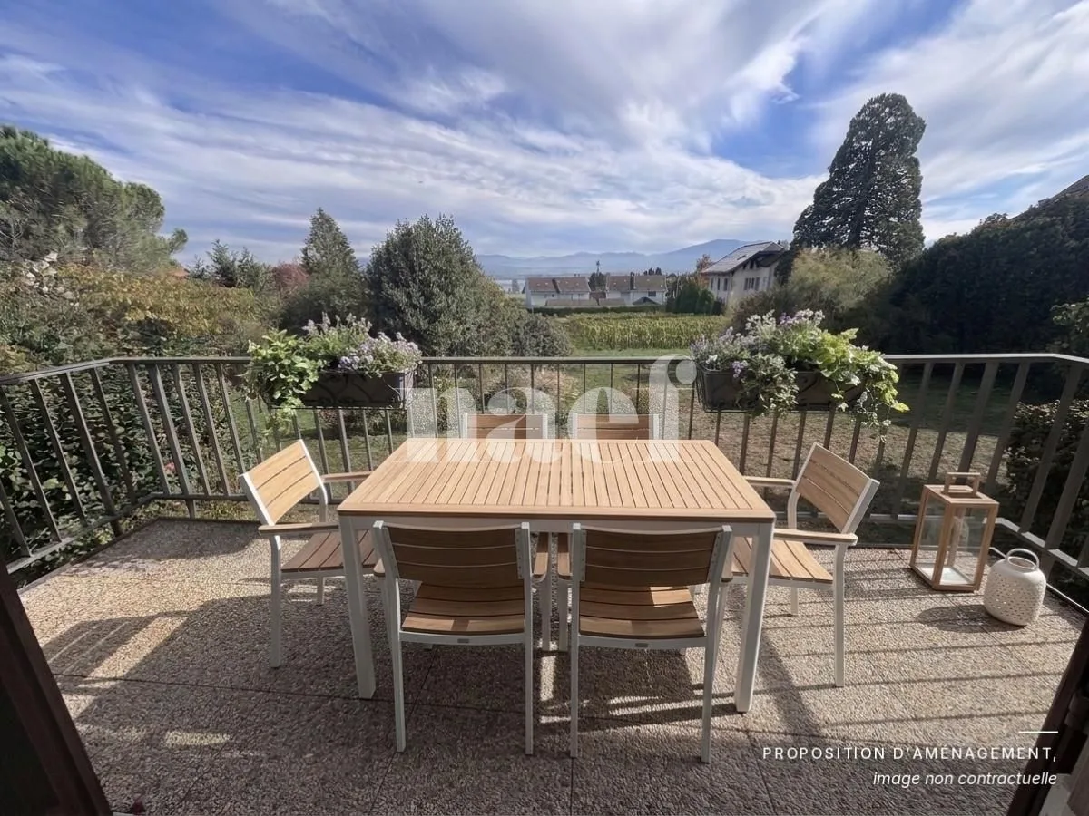 Vier-Zimmer-Wohnung im 1. Stock mit Balkon und Blick auf den See