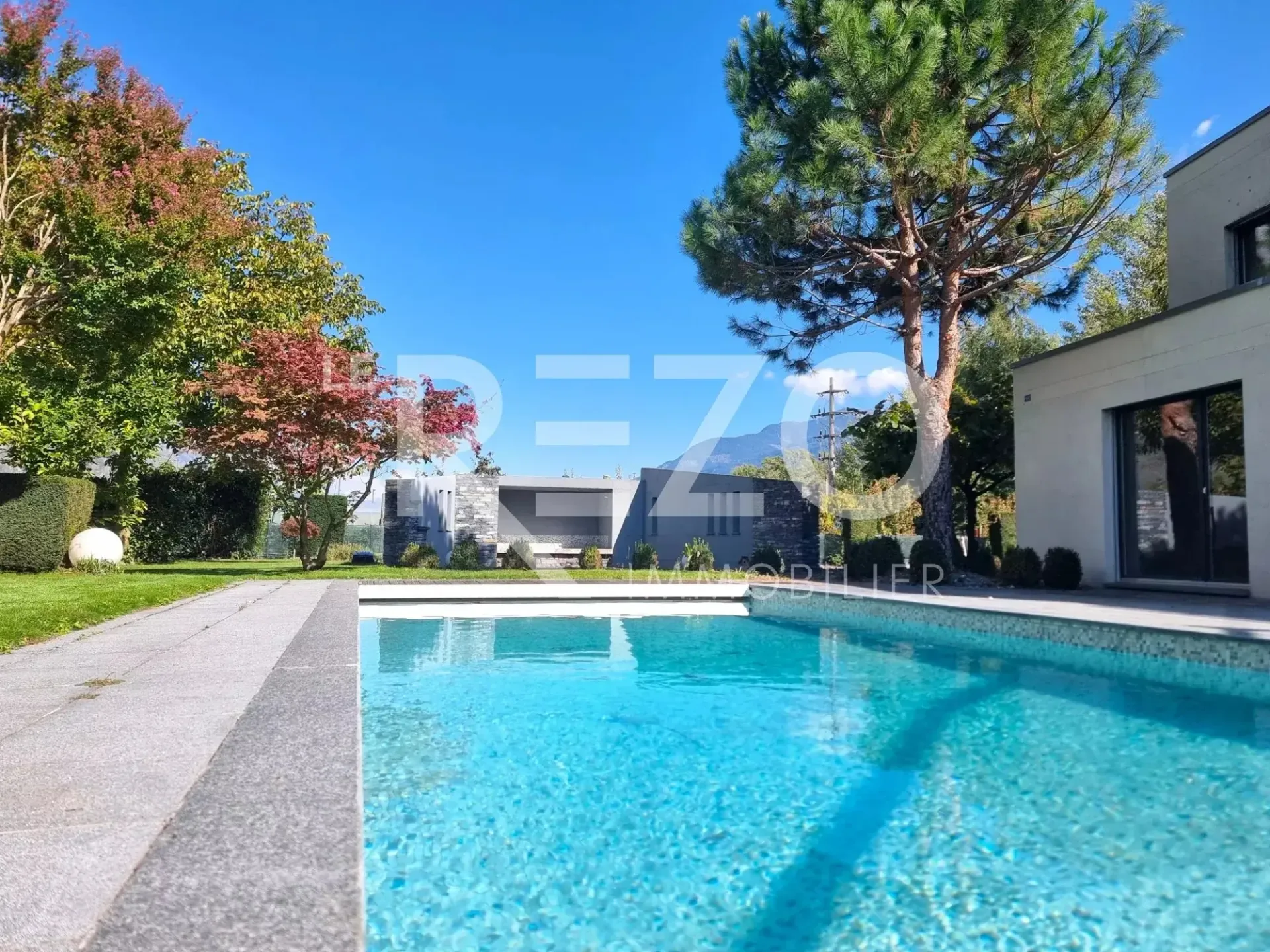 Architektenentworfene Villa mit Swimmingpool und Sauna - Vollständig