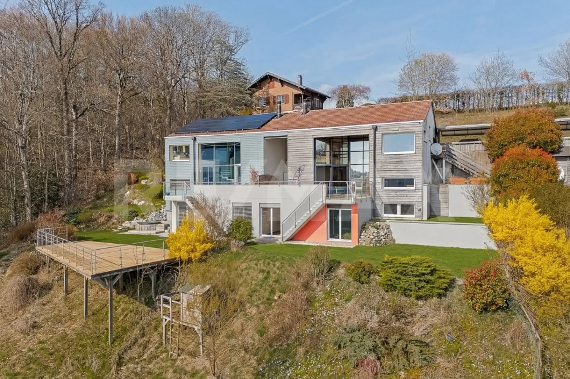 For renovation lovers: family house with lake view