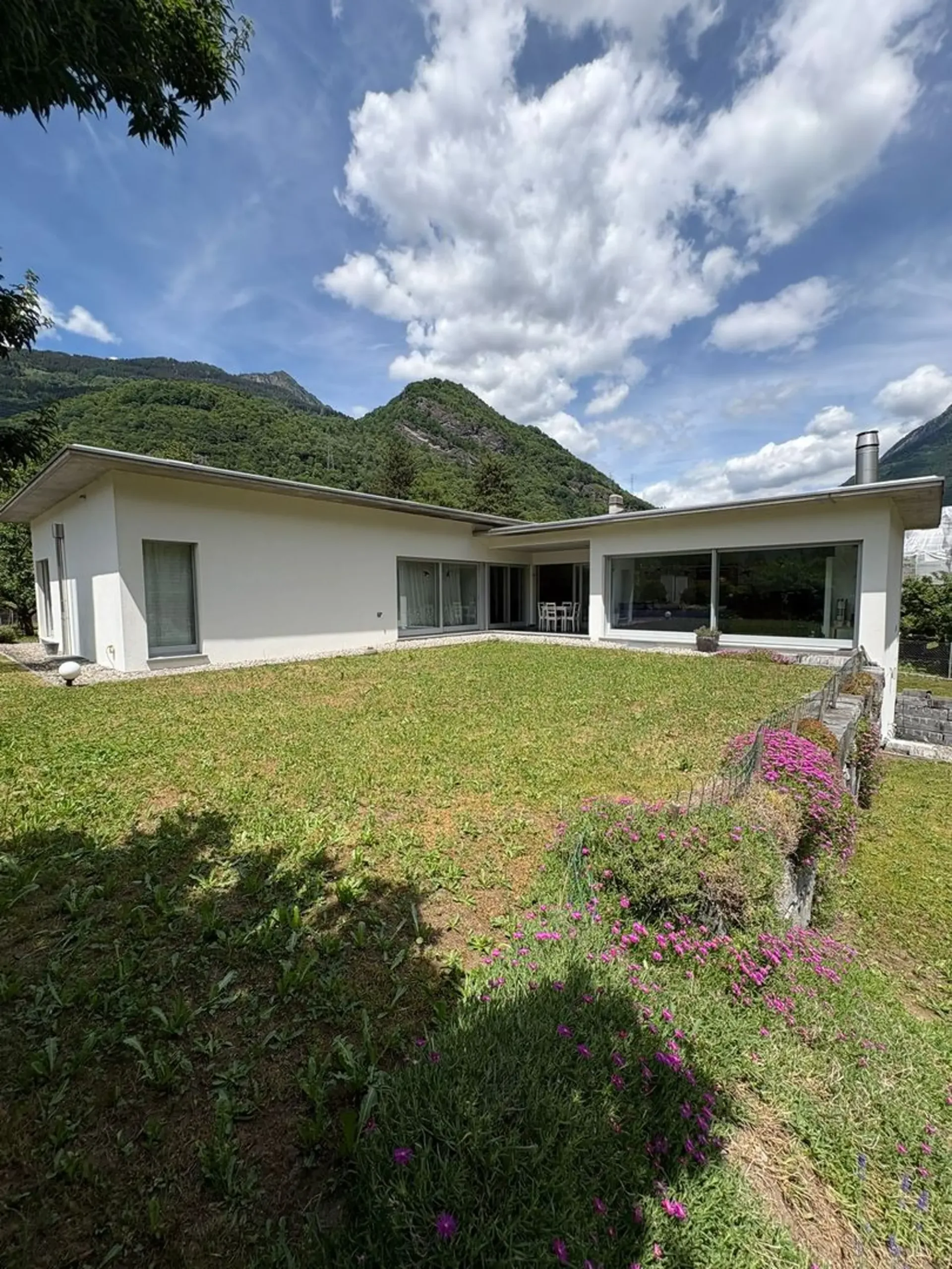 Einfamilienhaus mit großem Garten in ruhiger Lage in Grono