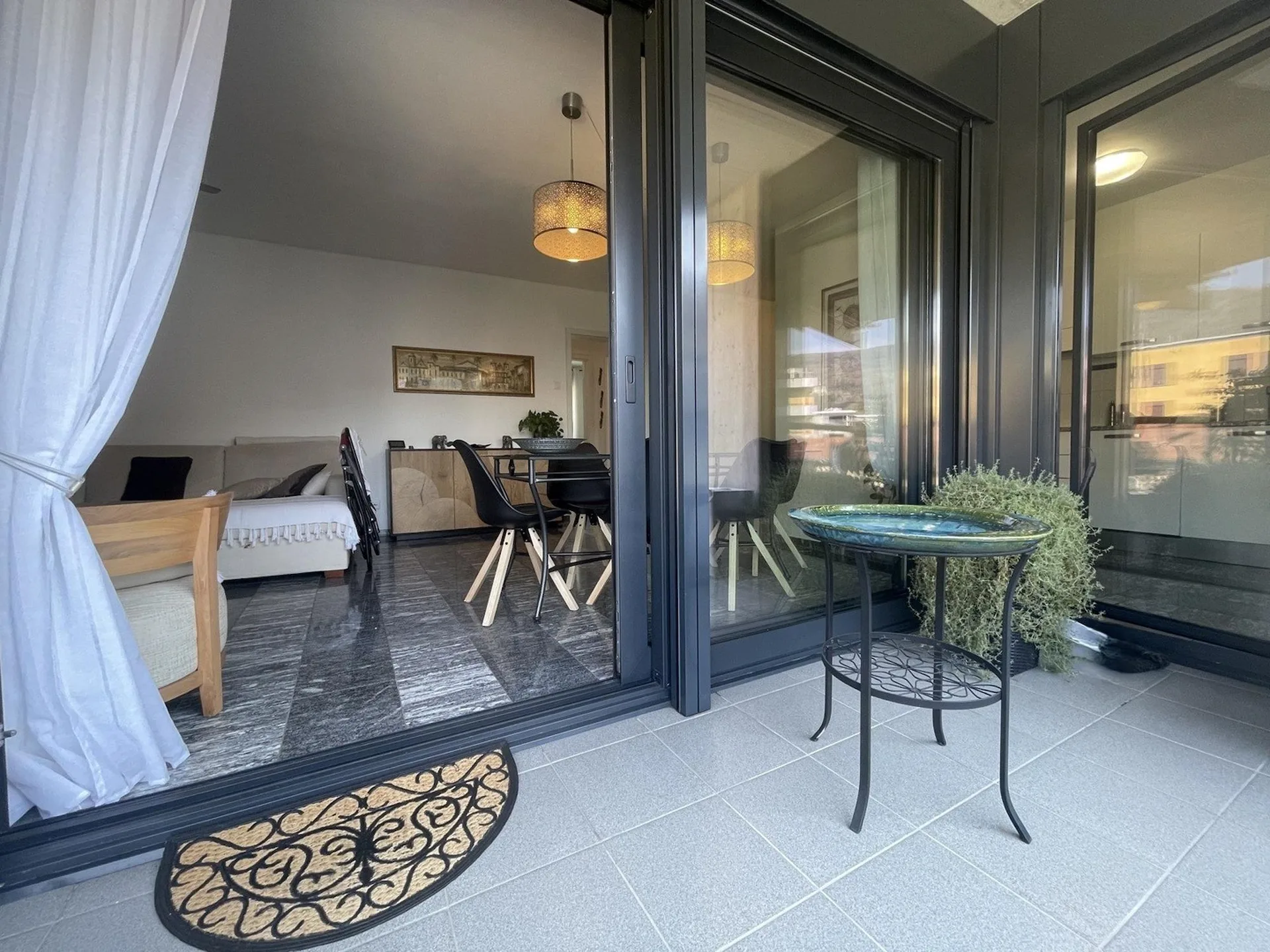 Elegantes Appartement 4.5 im letzten Stock mit zwei Abstellplätzen