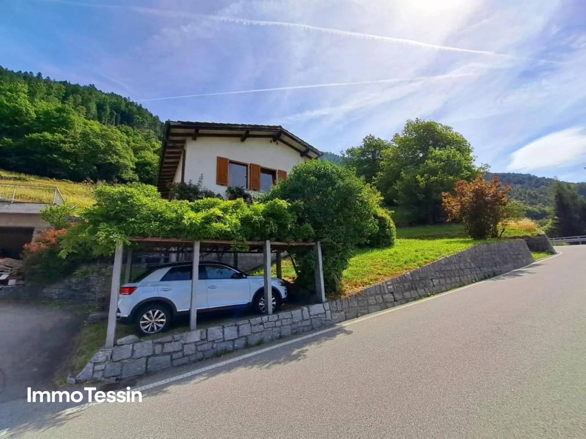 Charmantes Haus an ruhiger Lage mit Garten & Terrasse mit fantastischem Blick in die Tessiner Bergwelt