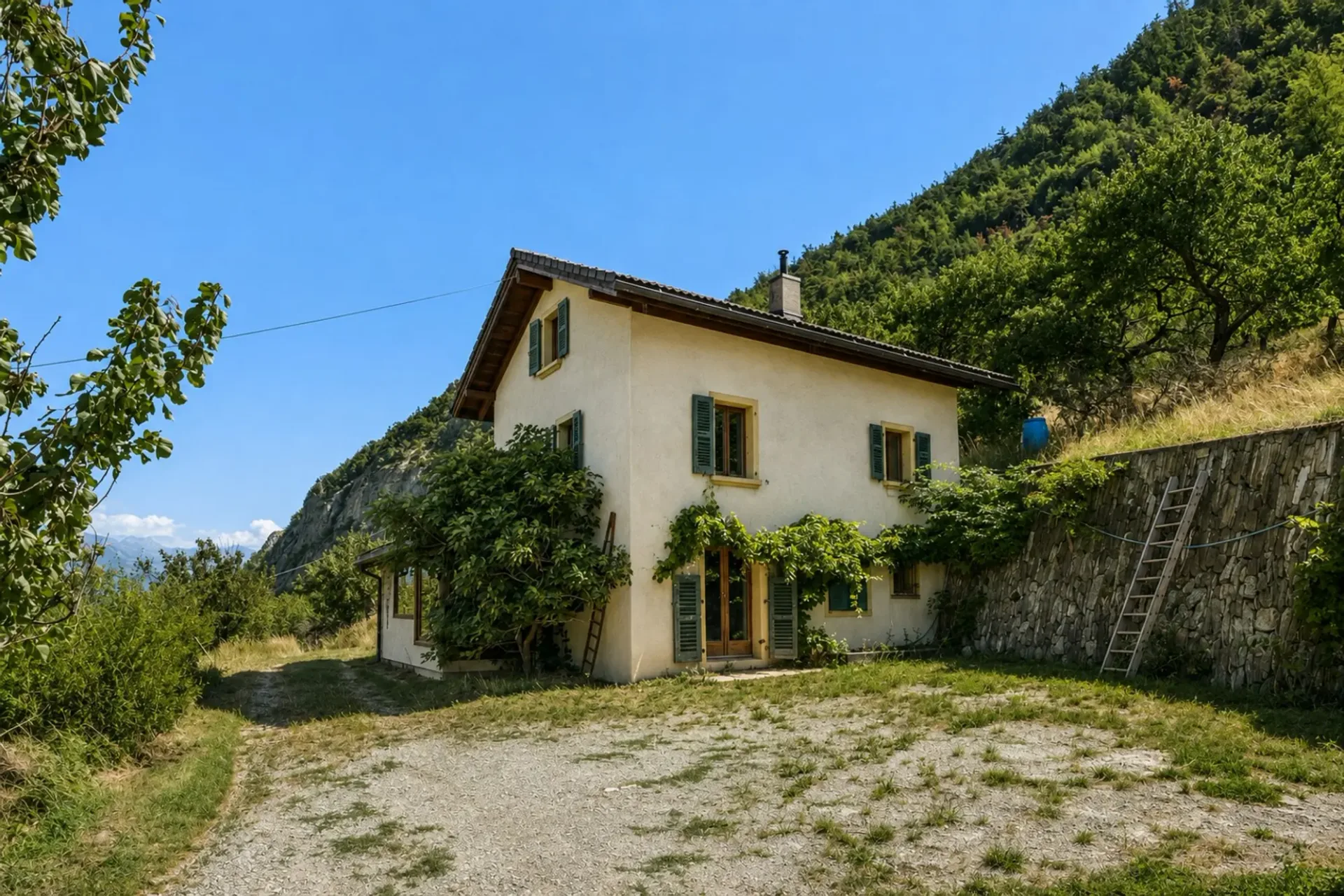 Haus mit Charakter in einer natürlichen Umgebung mit freier Sicht