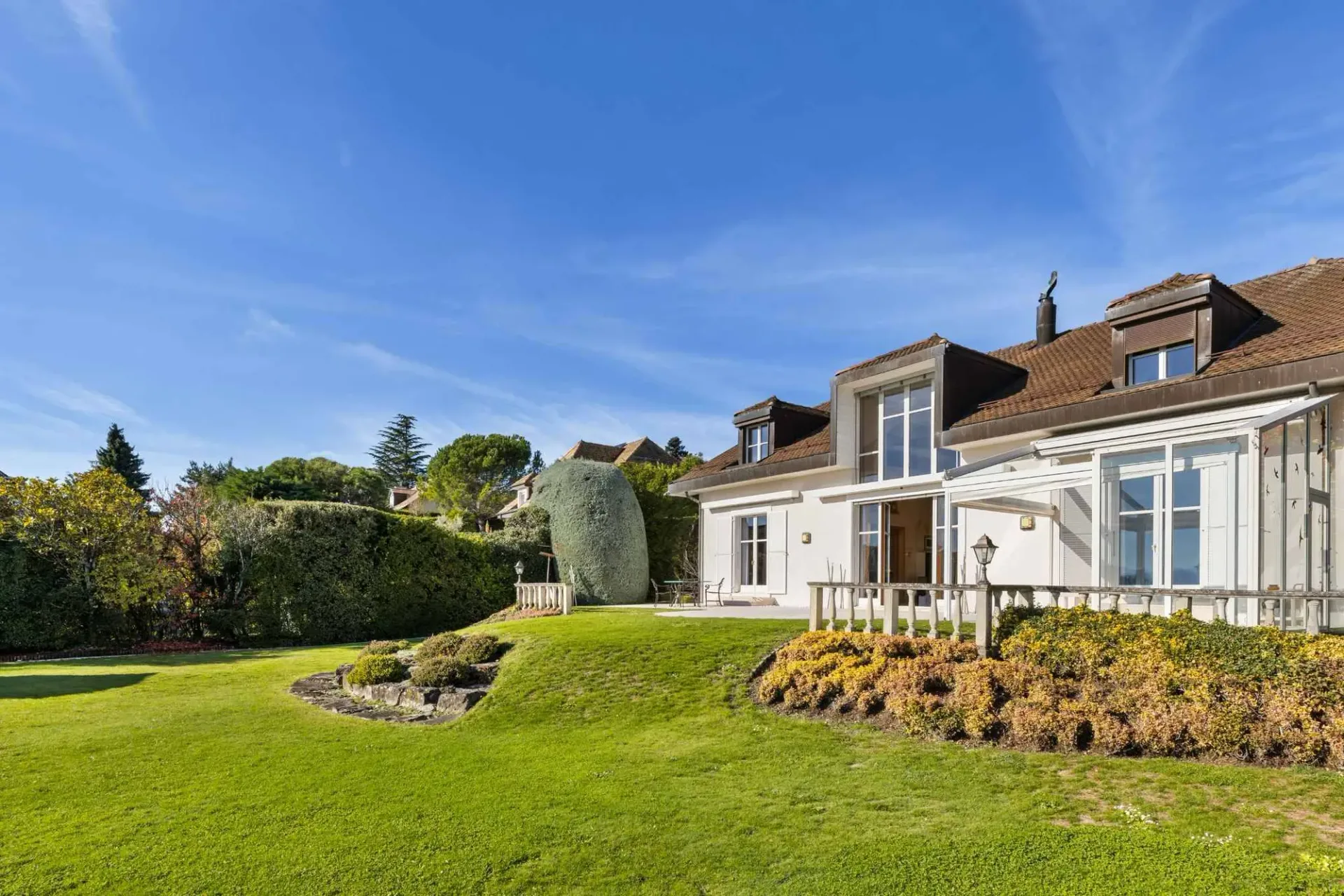 Elegante Villa mit Panorama auf den Genfersee und die Alpen