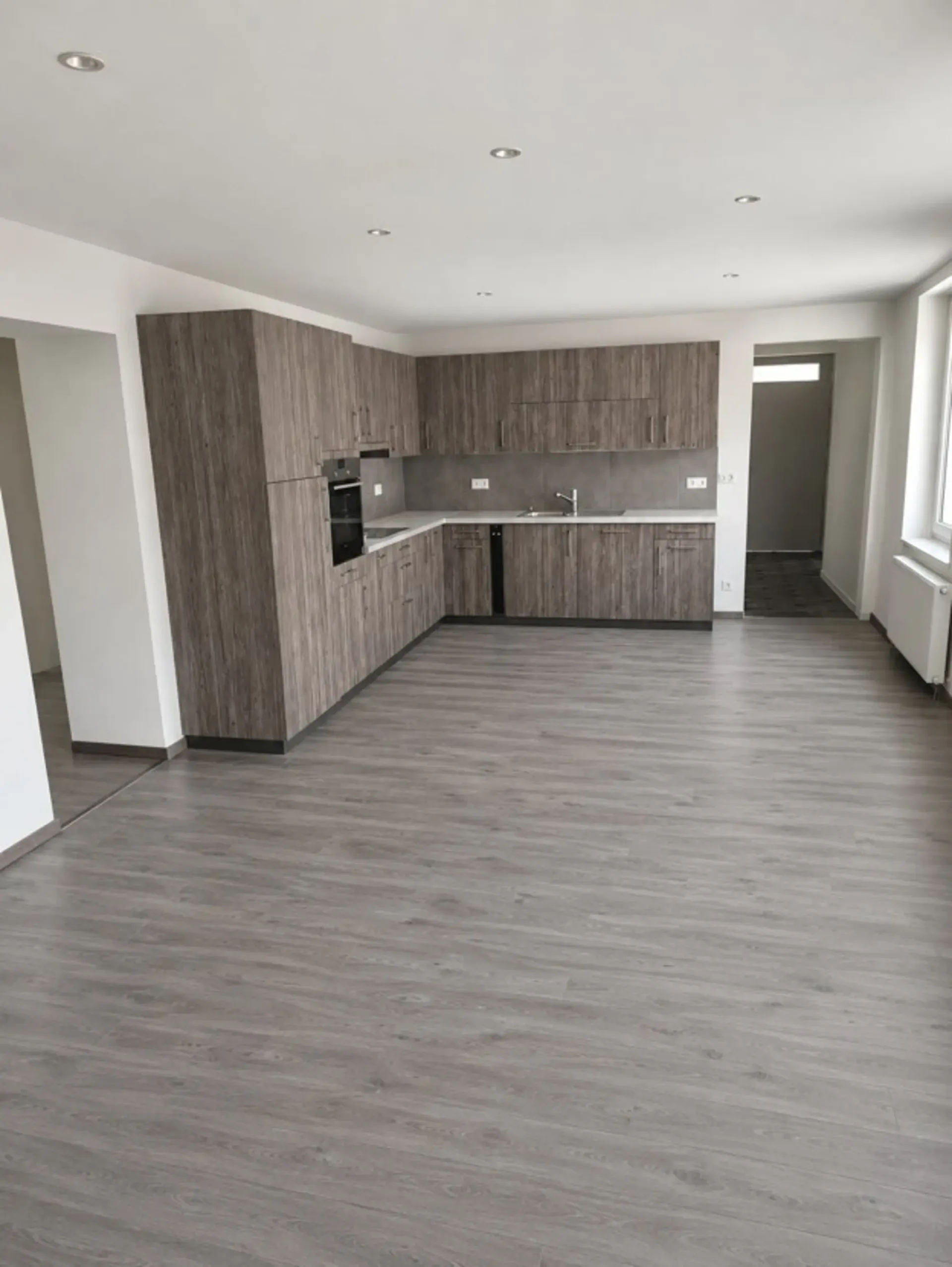Großes Apartment mit 3 Räumen und Veranda mit Zugang zum Garten