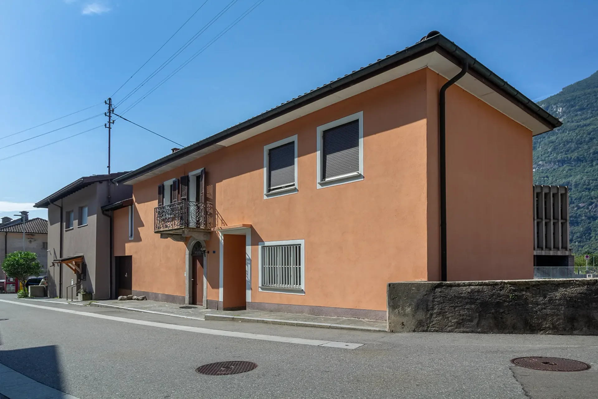 Großes Haus mit Entwicklungspotenzial in Osogna