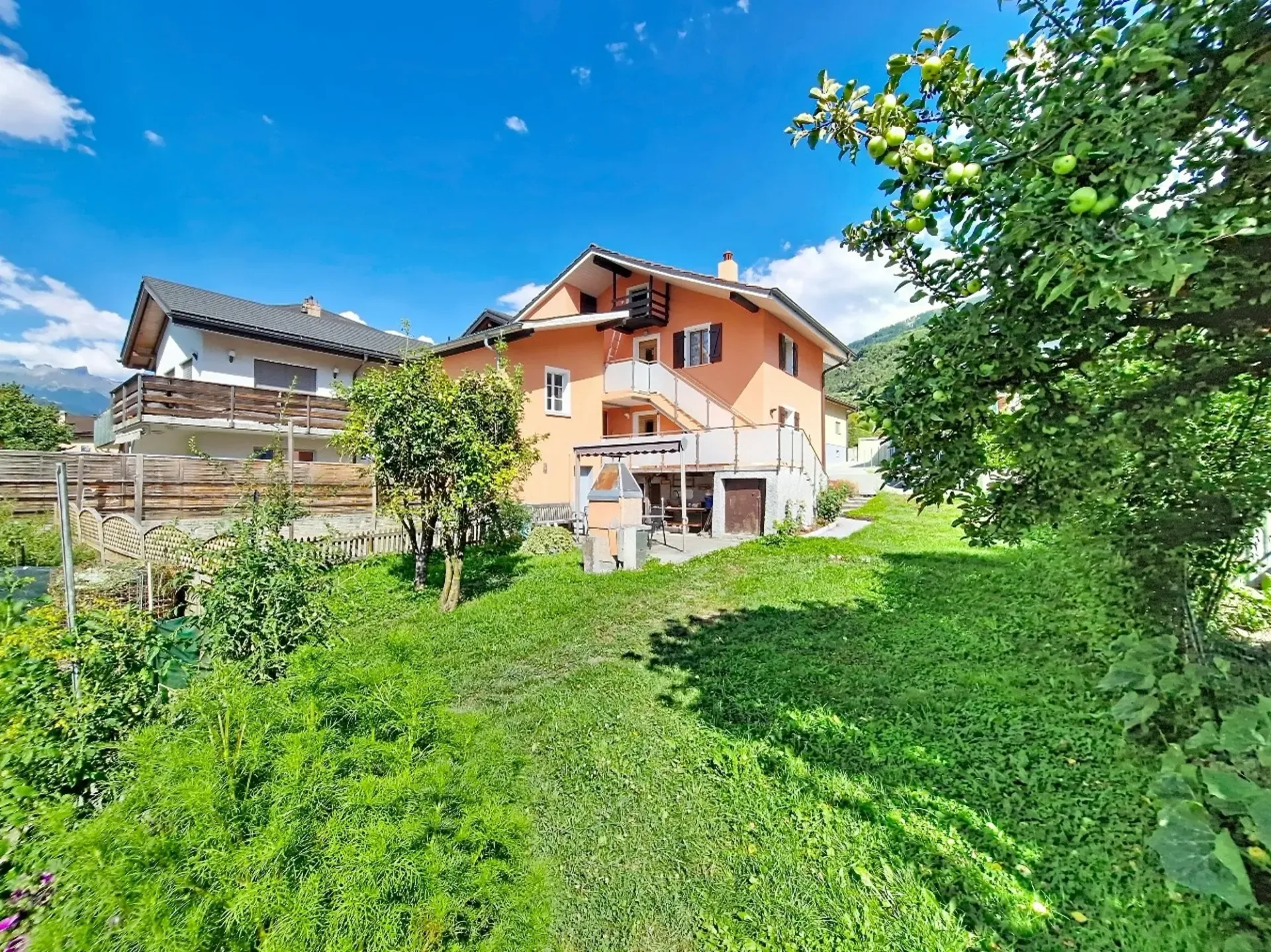 Grône, Haus mit 4.5 Zimmern und 151 m2 mit grünen Außenbereichen und 2 Parkplätzen