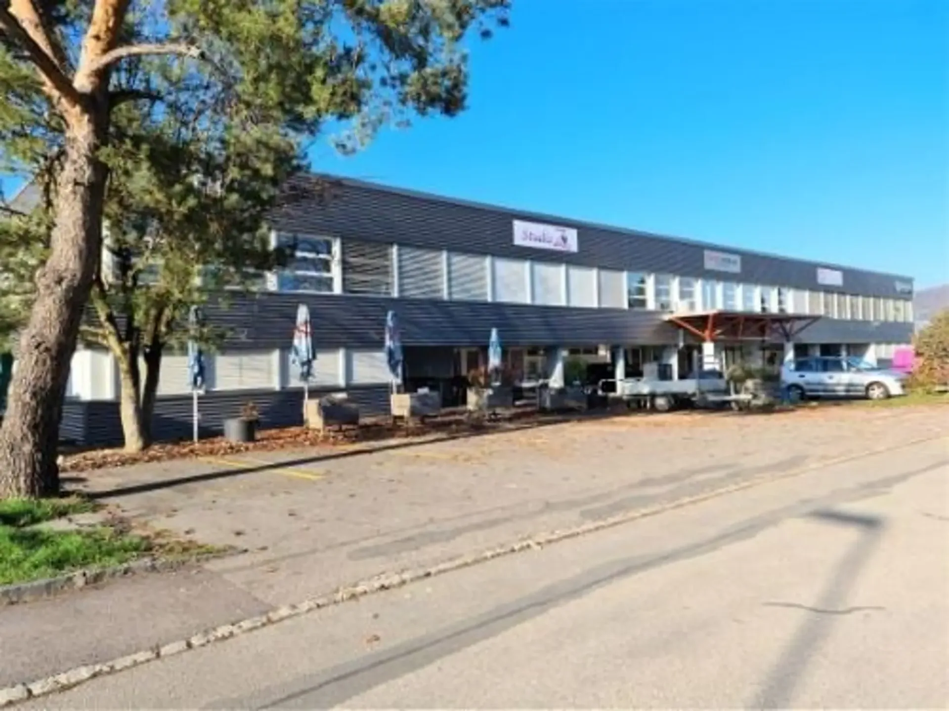 A louer dans grand complexe industriel, artisanal et admin. 3 surfaces de 407 m², 250 m² et 165 m²
