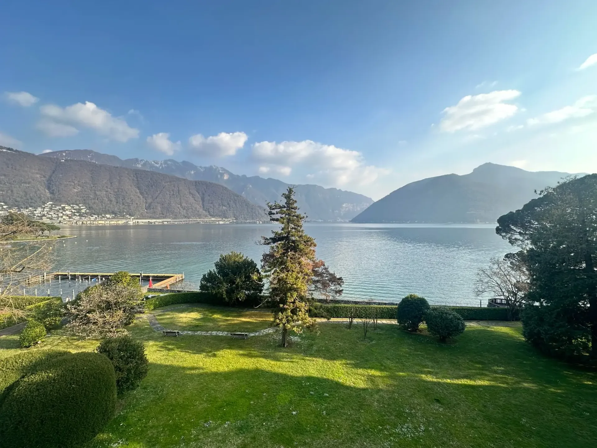 Esclusivo 4,5 locali a lago con posto barca