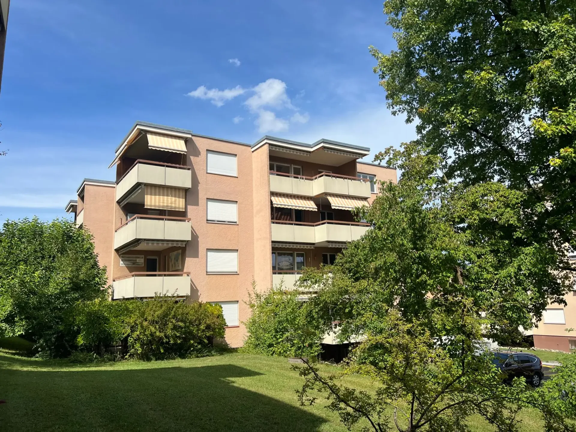 Charmante 4-Zimmer-Wohnung mit Balkon und Hallenbad in Oberwinterthur
