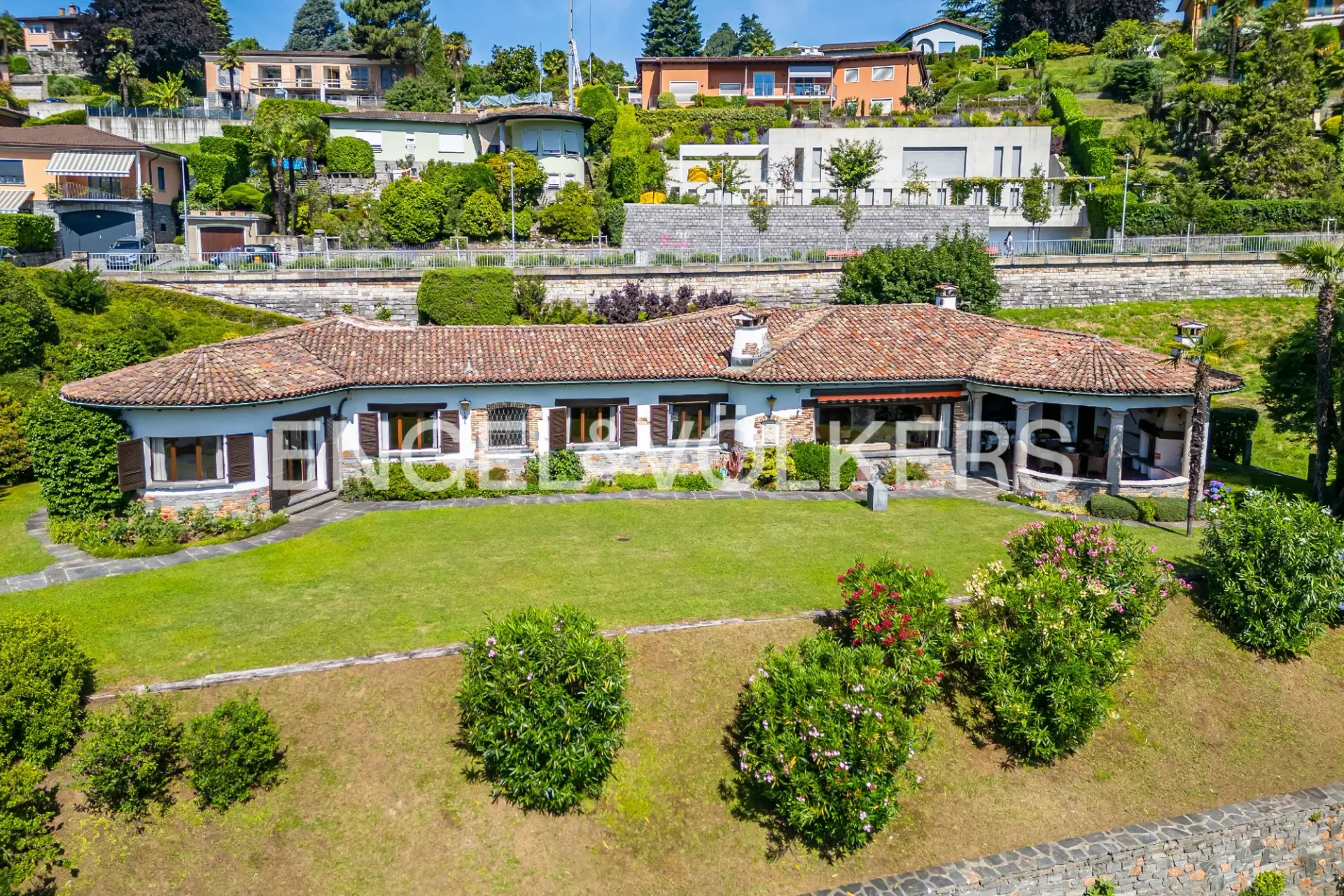 Villa esclusiva mediterranea con piscina e vista aperta