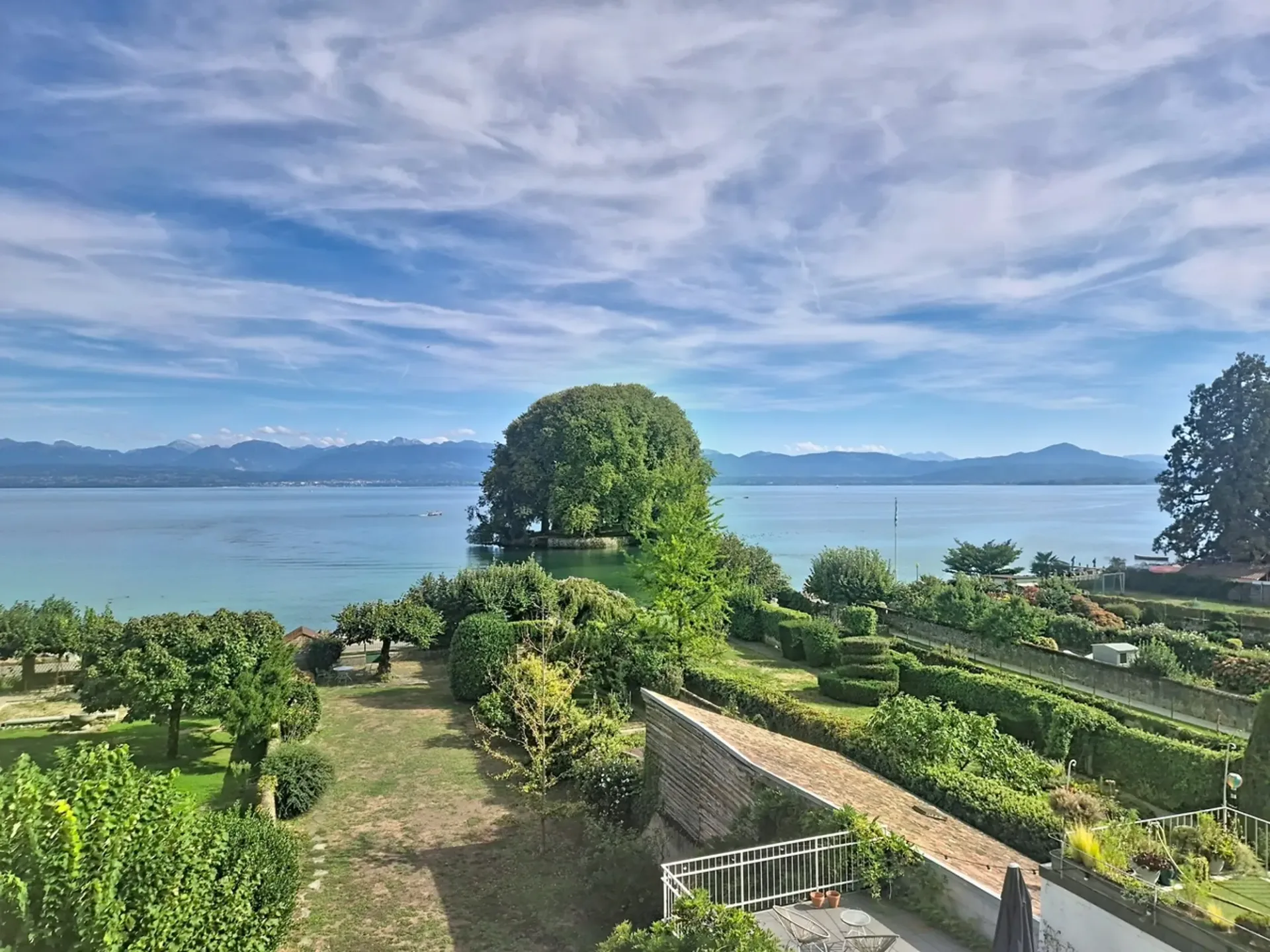 In the heart of Rolle, attic apartment with balcony and breathtaking view of the lake