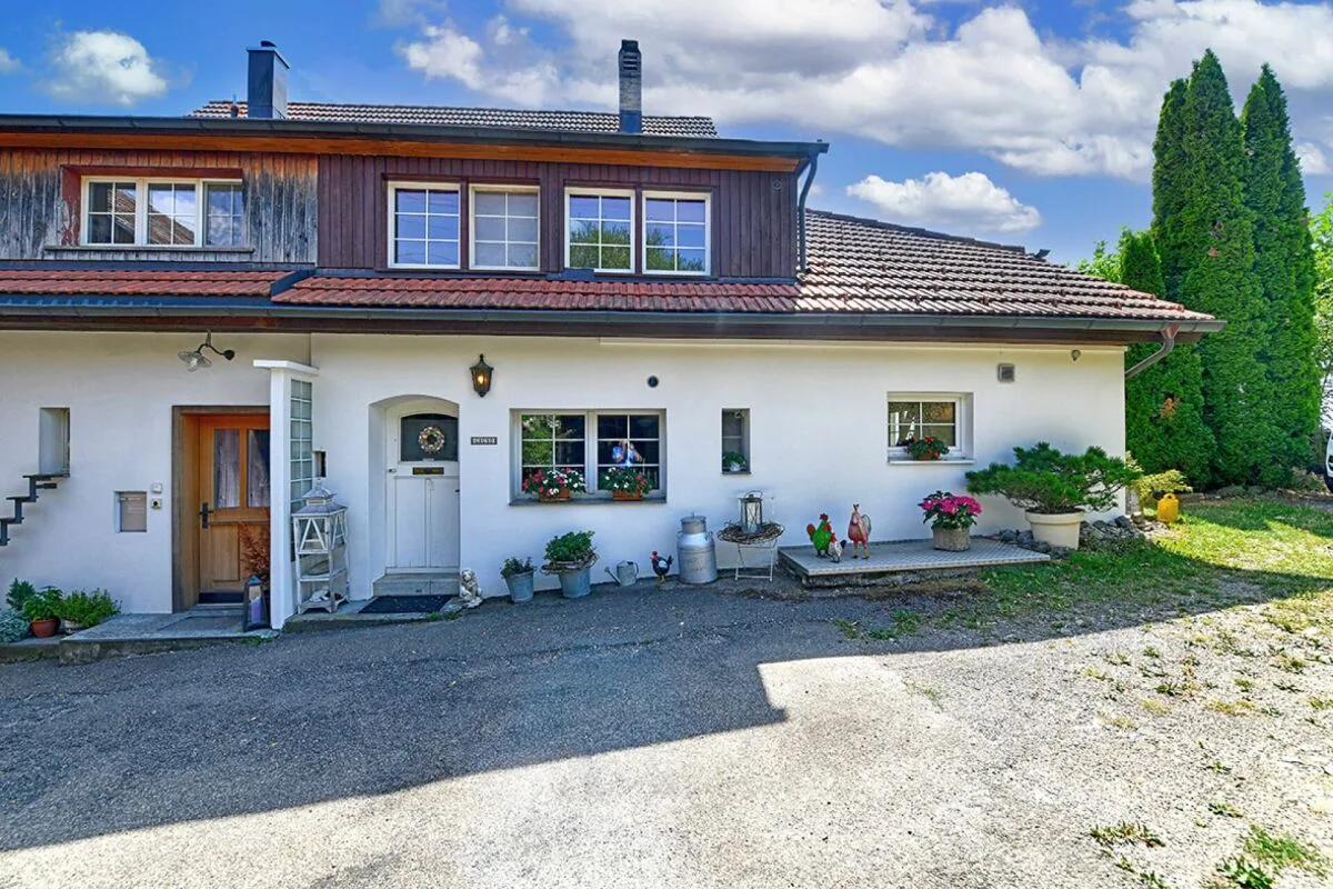 5.5-room farmhouse apartment living above the fog with a far-reaching view