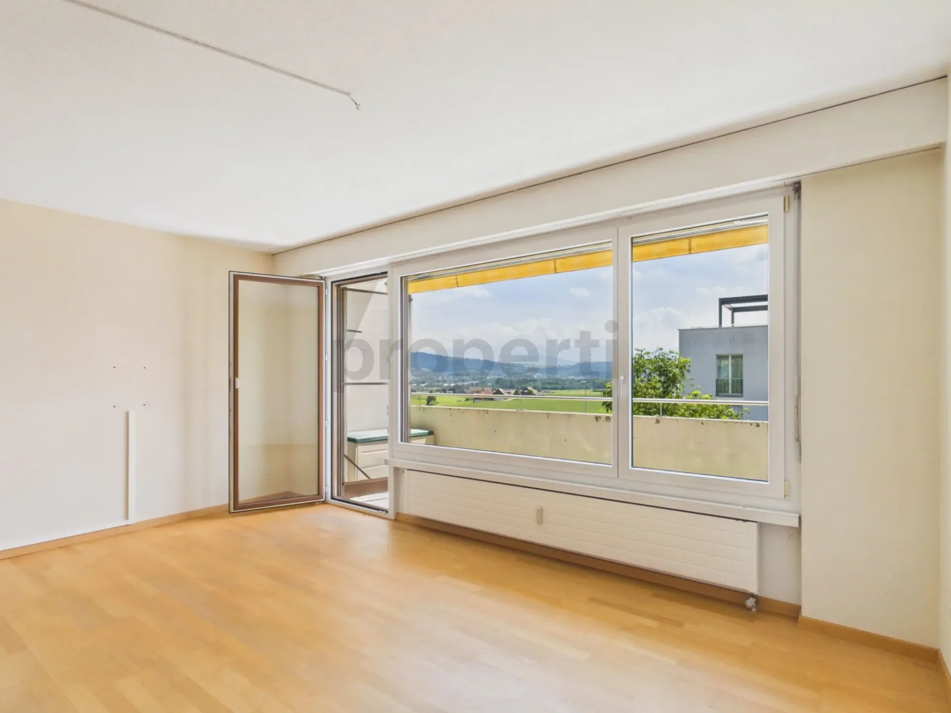 Sonniger Balkon, familienfreundliche Lage und eigener Parkplatz inklusive