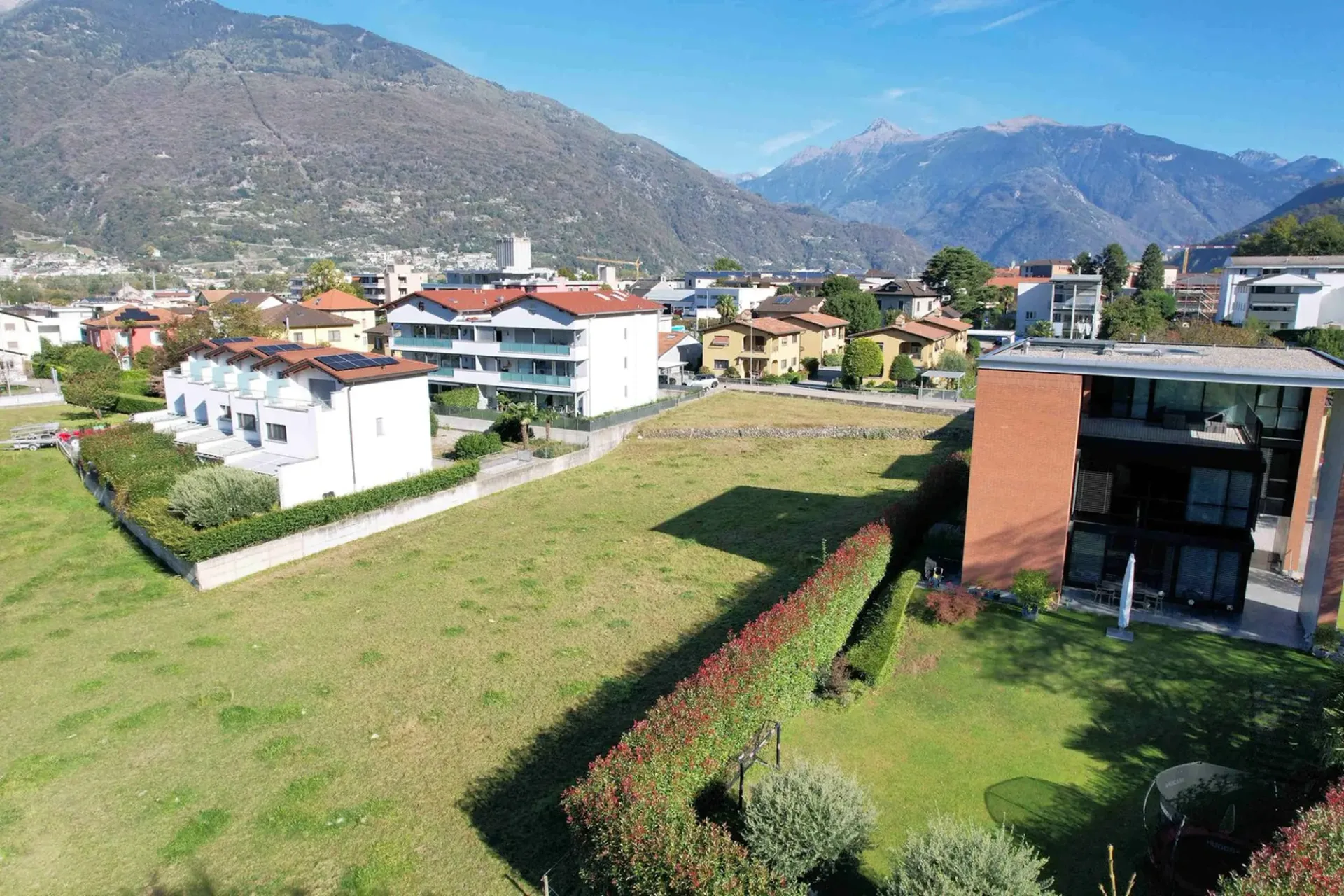 Neue Wohnung mit großem Garten in exklusiver Wohngegend