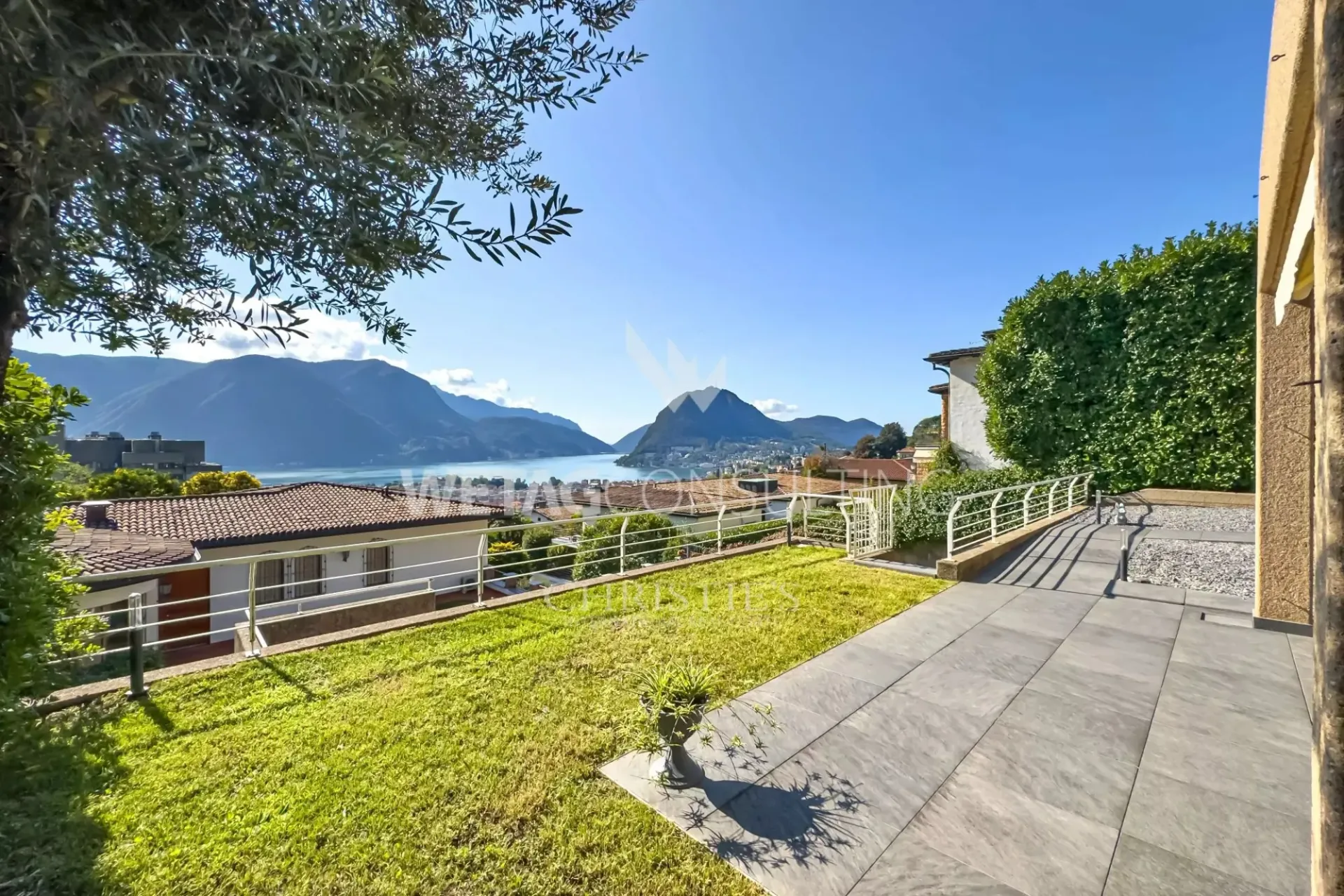 In Lugano: Elegante Reihenvilla mit privatem Garten & weitem Seeblick zu verkaufen, auch als Zweitwohnsitz nutzbar