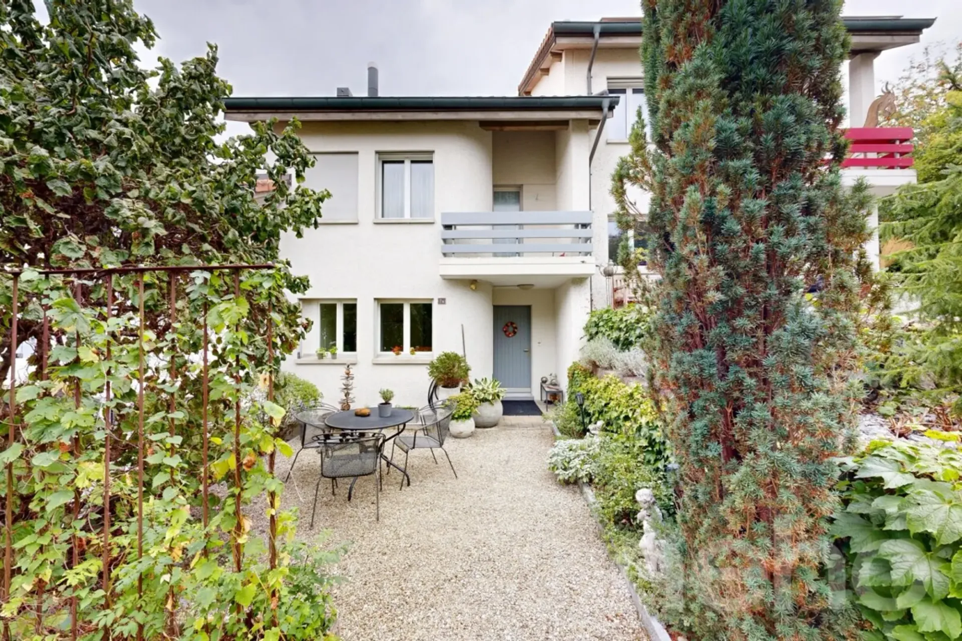 Maison mitoyenne de 5 pièces entretenue avec jardin et double garage