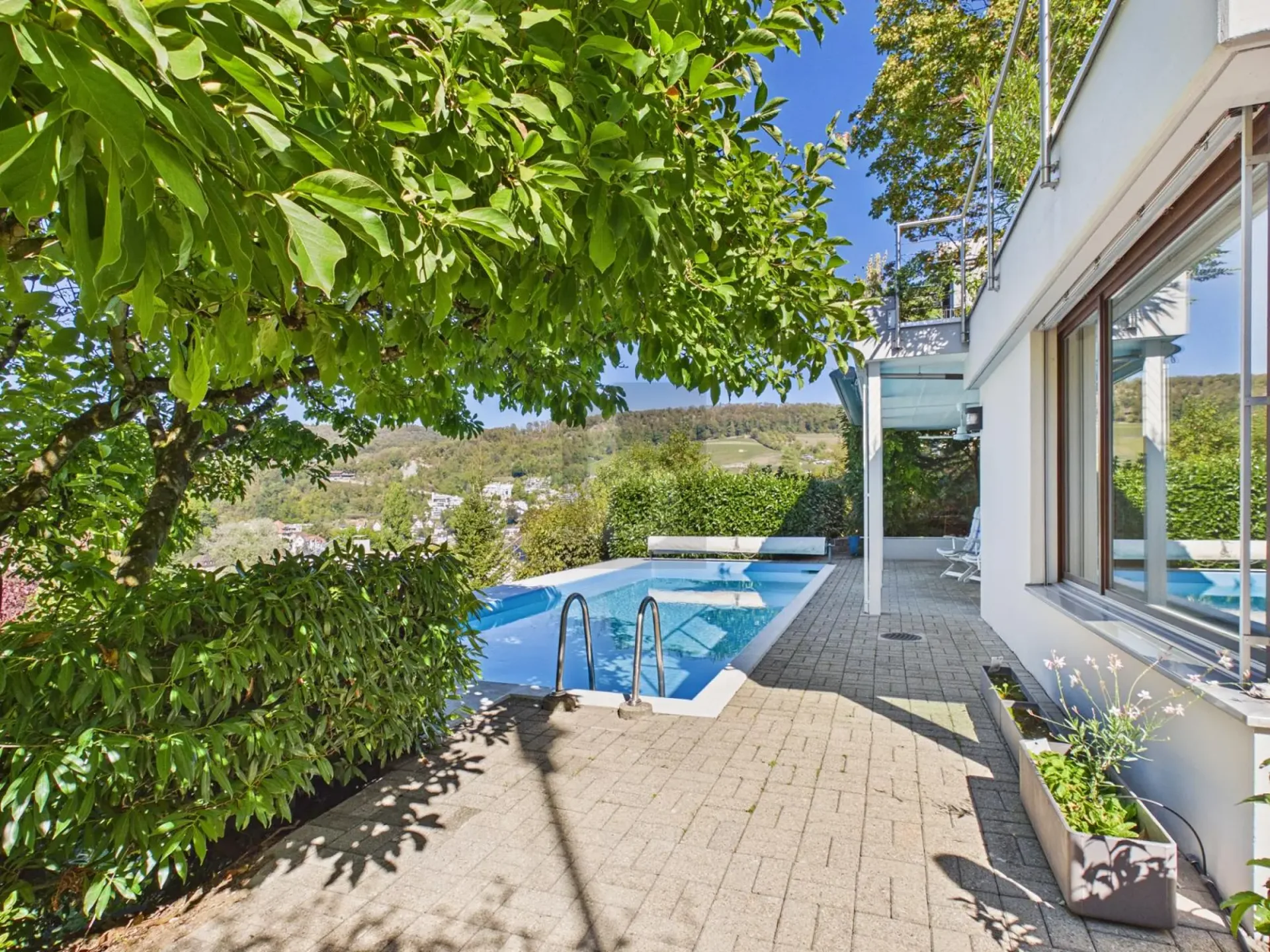 HOCHWERTIG MIT EIGENEM POOL UND PANORAMABLICK