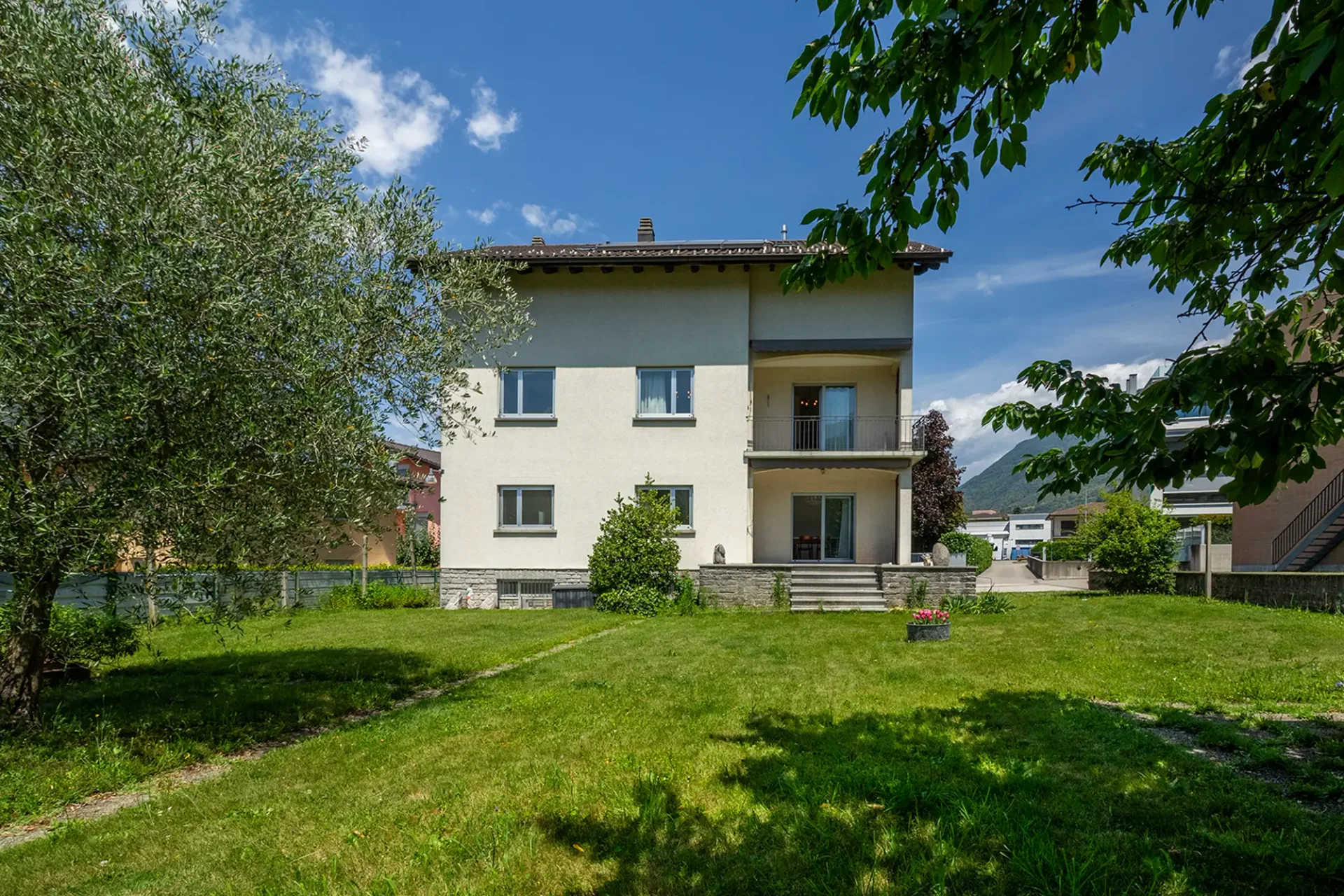 Großzügiges Doppelhaus mit großem Garten in bester Lage