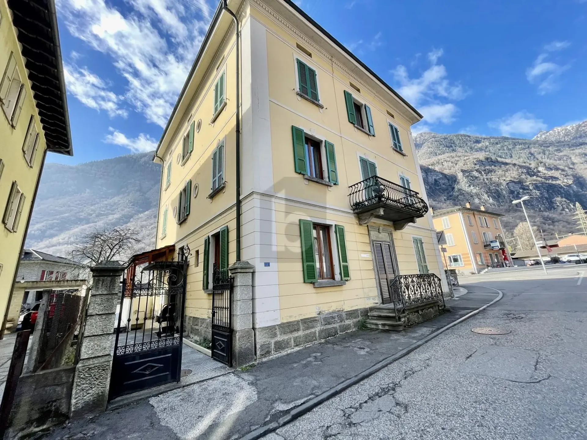 Interessantes Haus mit 4 Wohnungen