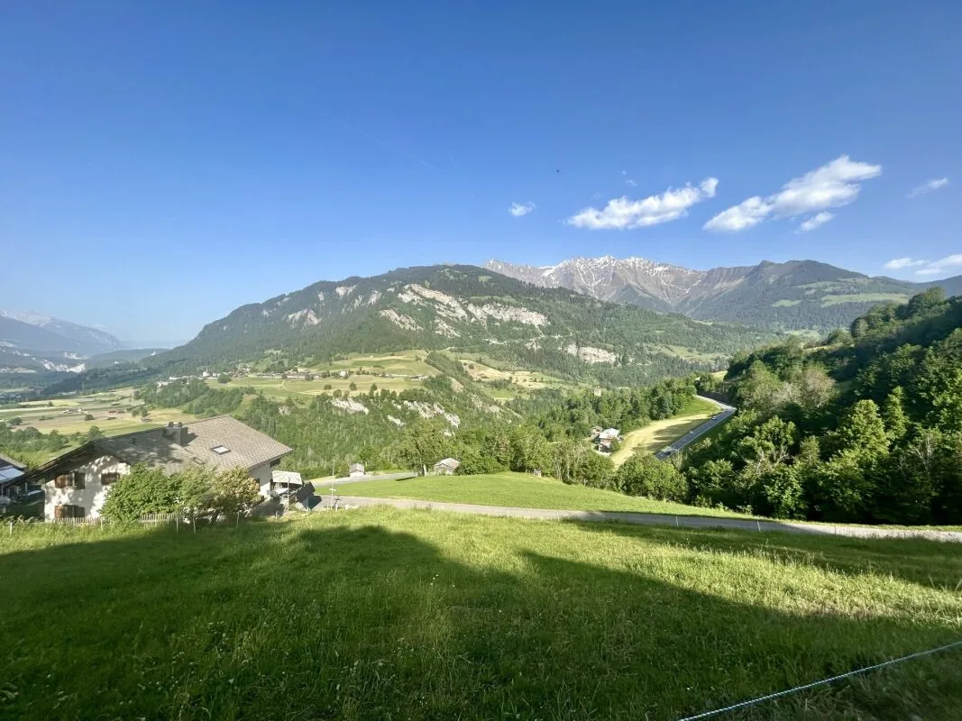 Terrain constructible ensoleillé avec vue, espace pour 2 bâtiments : Deux maisons unifamiliales ou un vaste projet de construction résidentielle