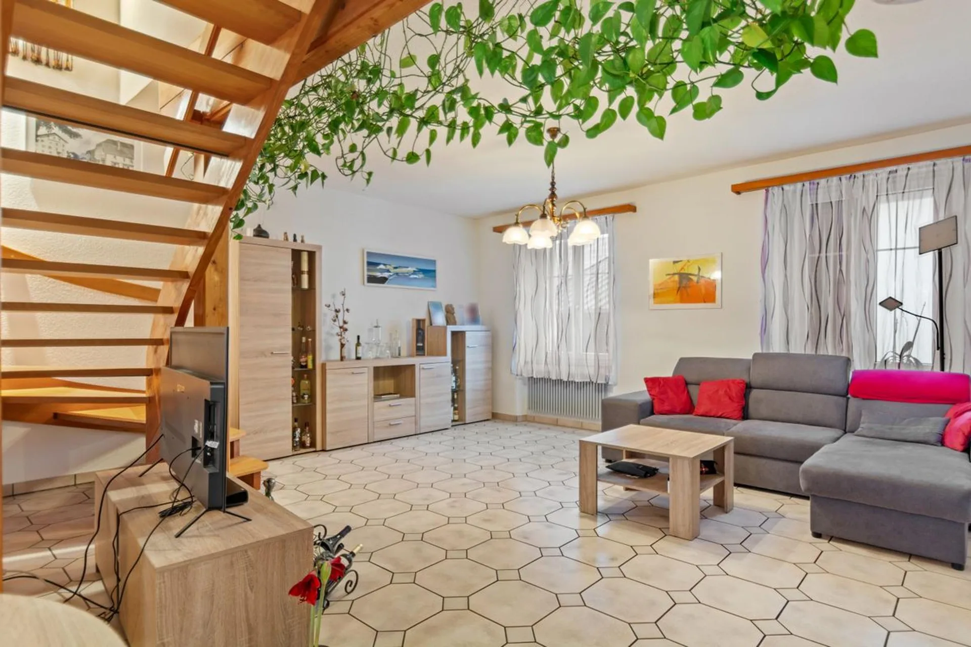 Casa a gronda contigua con aree professionali e grande terrazza