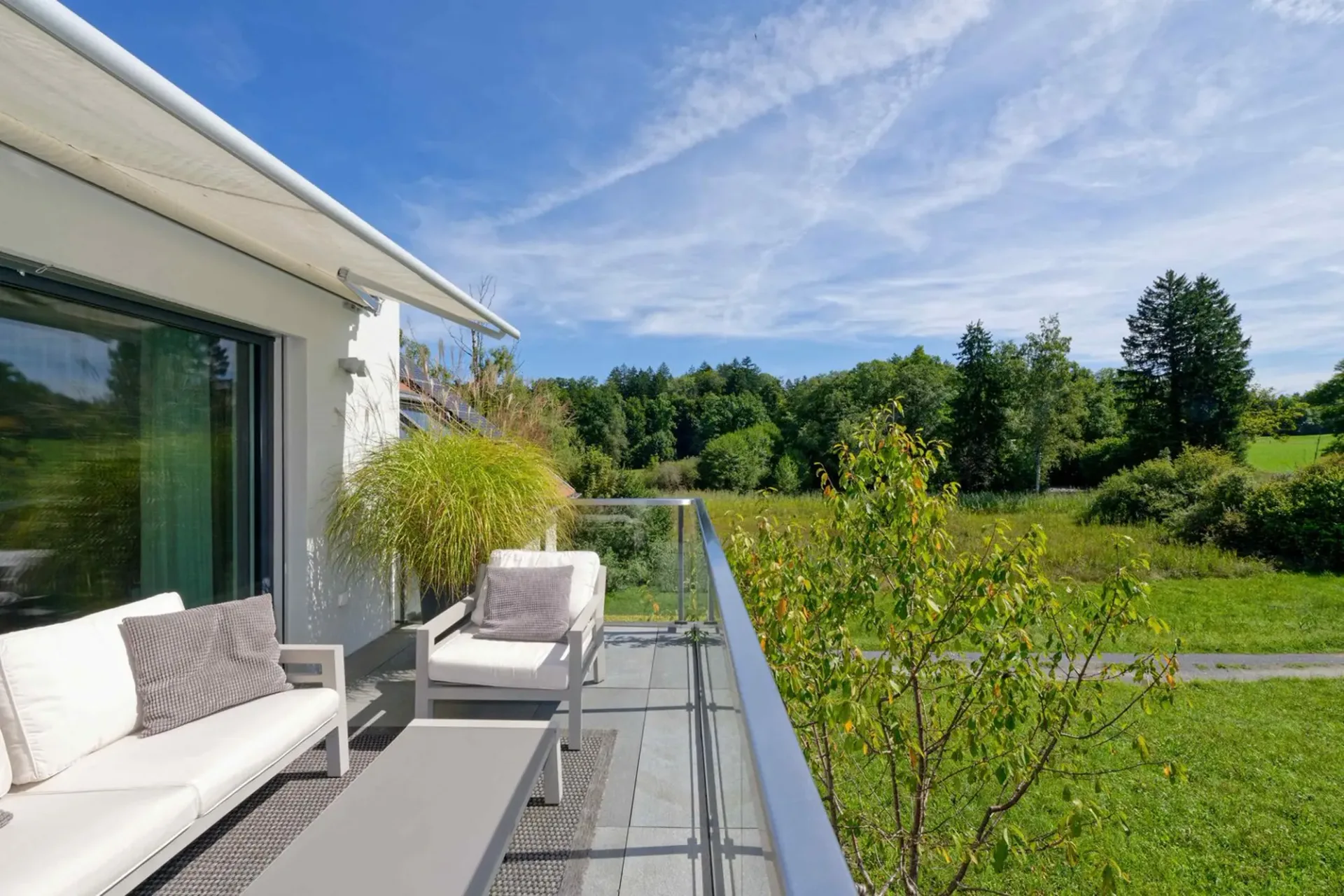 166 m² Wohnraum mit zwei Terrassen und freiem Blick ins Grüne