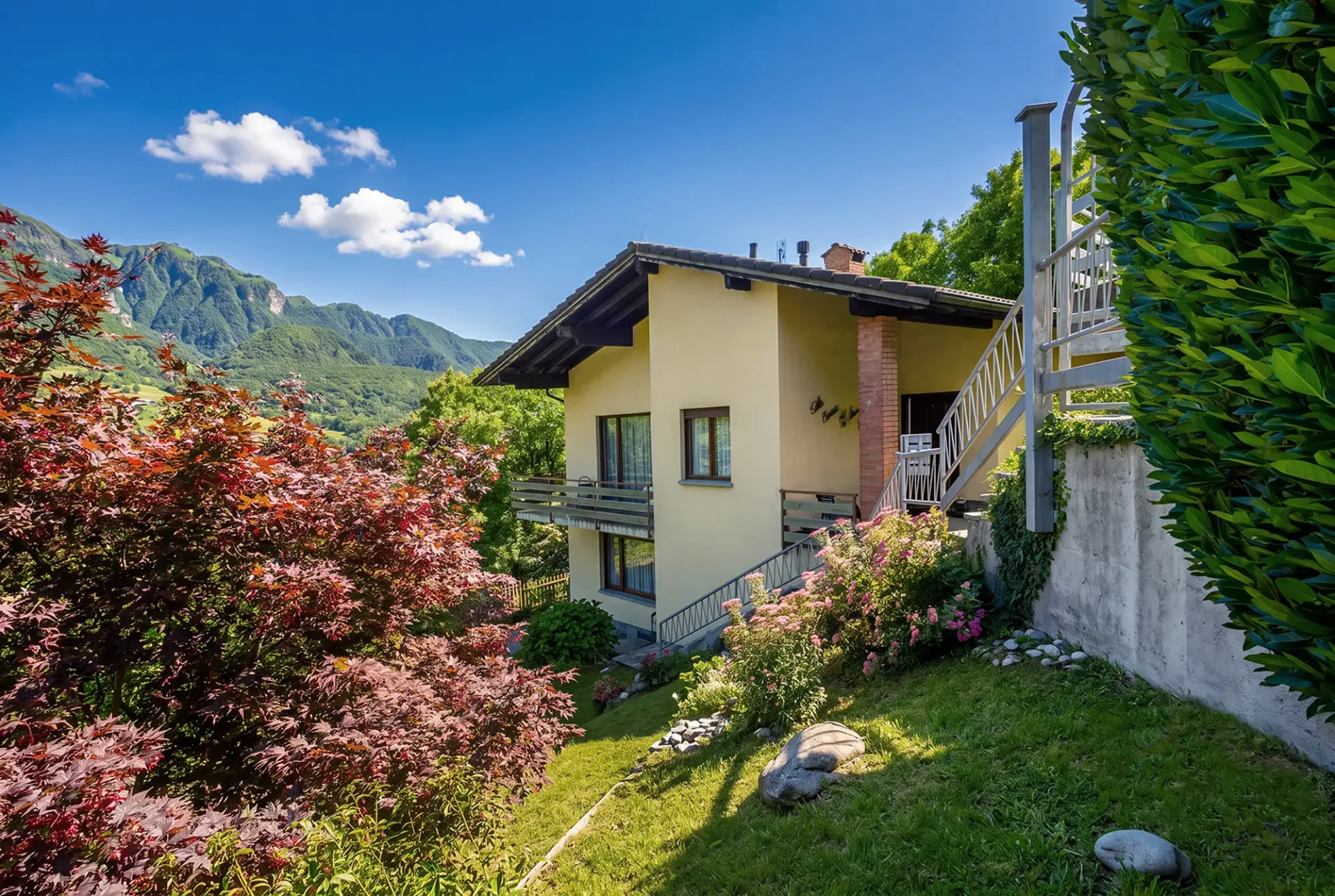 Weitläufige Aussicht auf den Monte Generoso und große Räume zum Wertsteigern