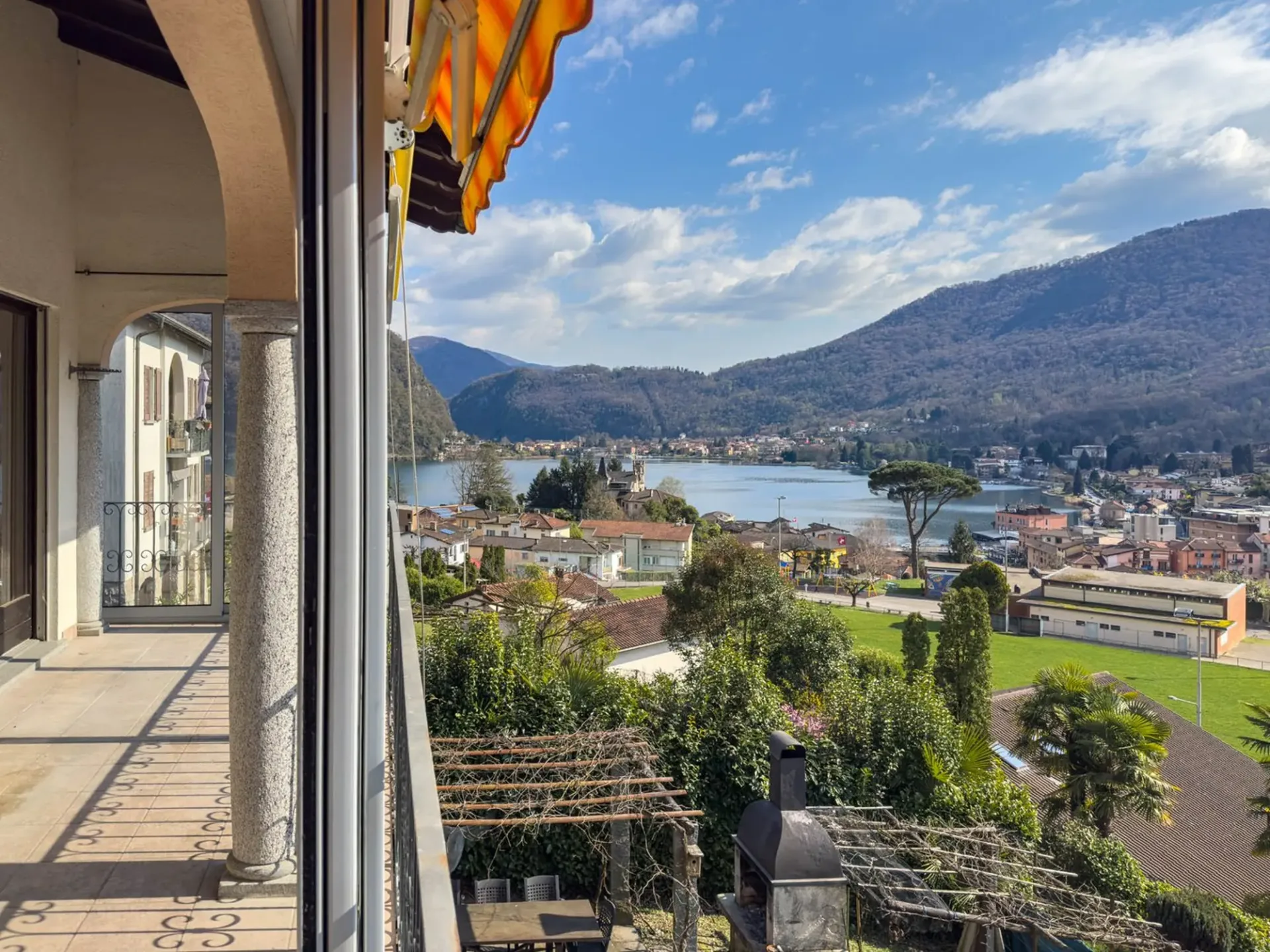 Haus mit drei Wohnungen und Seeblick in Ponte Tresa