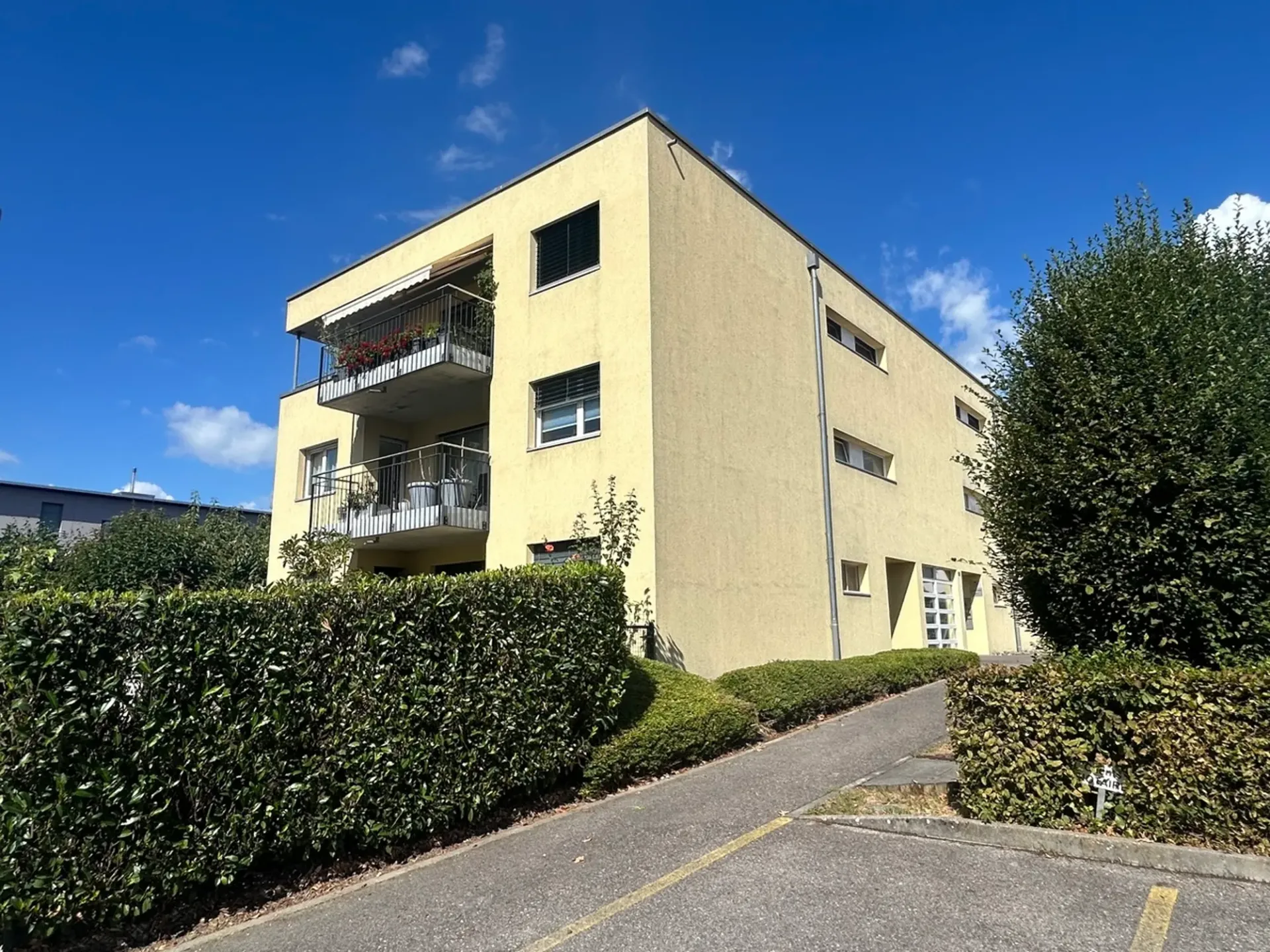 Zu vermieten: Superbe Büroflächen mit 3,5 Zimmern und Parkplatz
