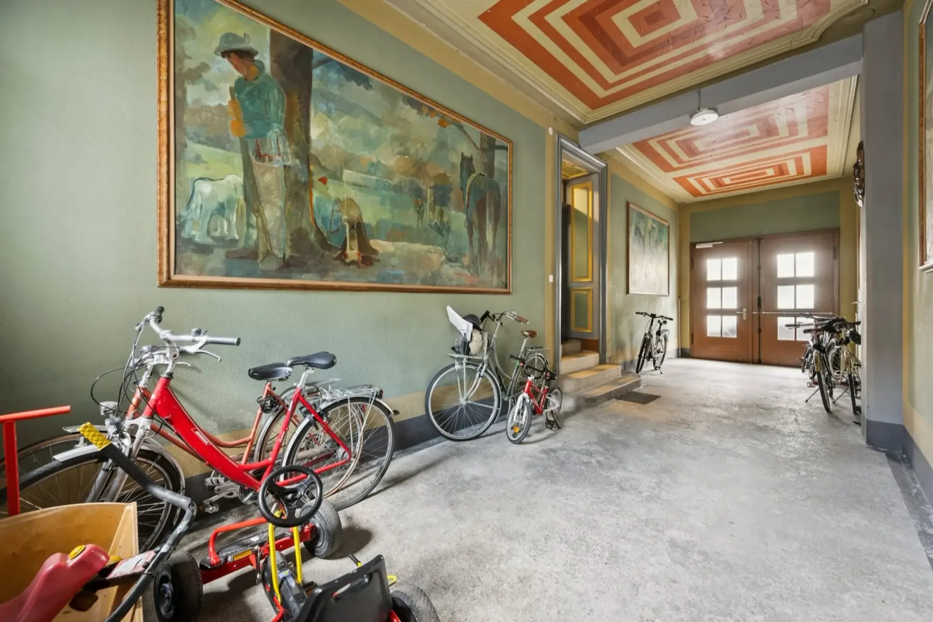 High-quality renovated 2-room old building apartment in St. Johann