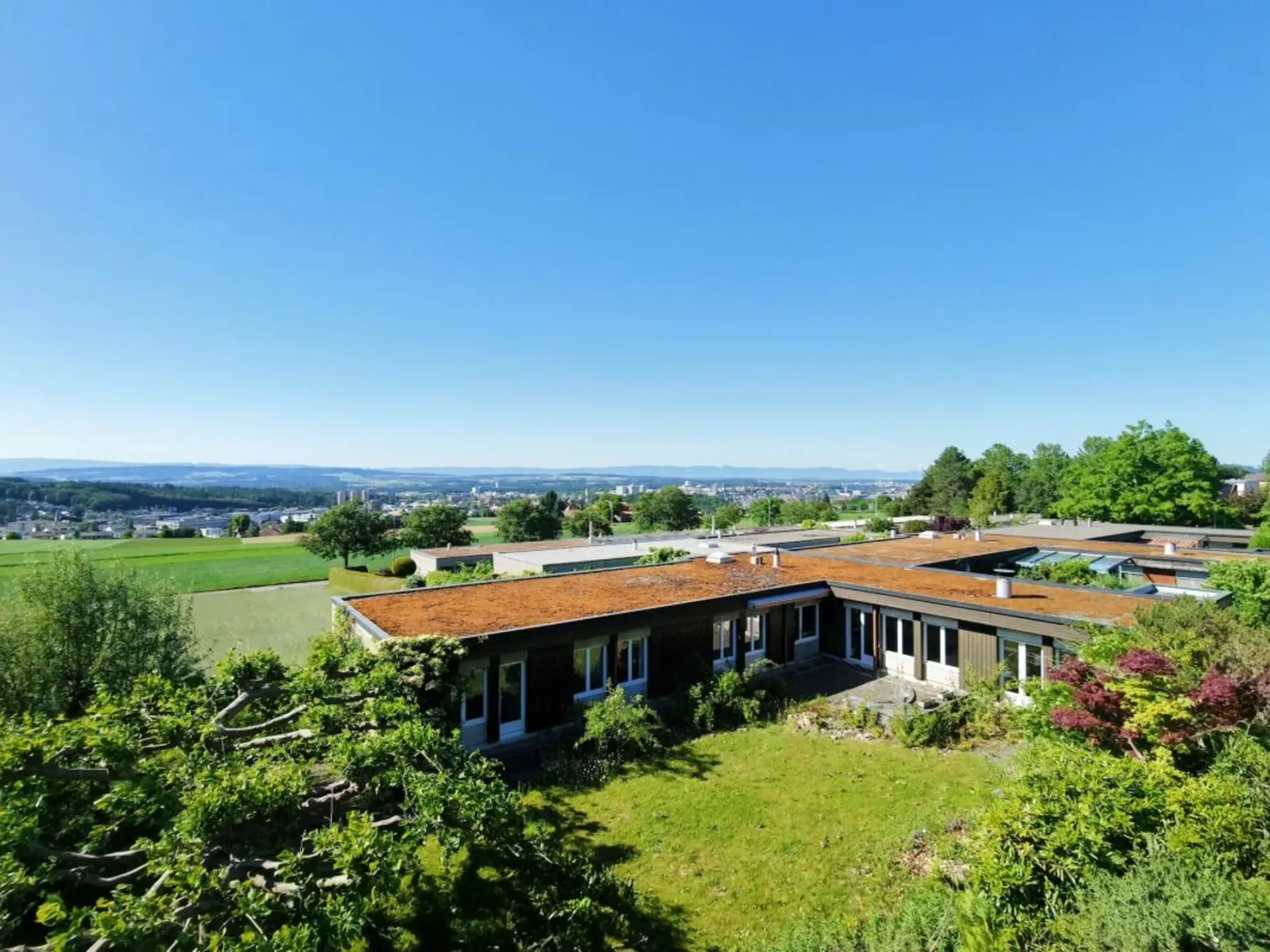 6.5-Zimmer-Einfamilienhaus im Bungalowstil mit grossem Garten und Einstellhallenplatz
