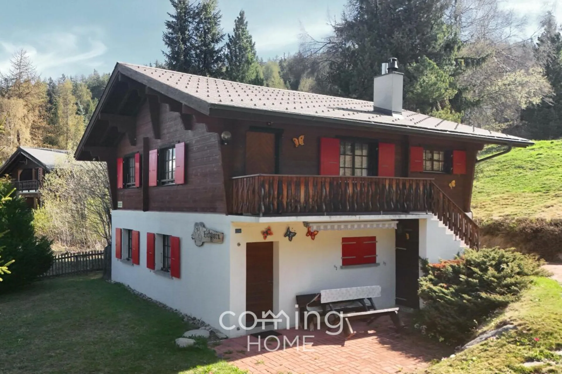 Zwei Wohneinheiten und 1'800 m² Baulandreserve - Chalet mit Bergpanorama in sonnigem Bürchen