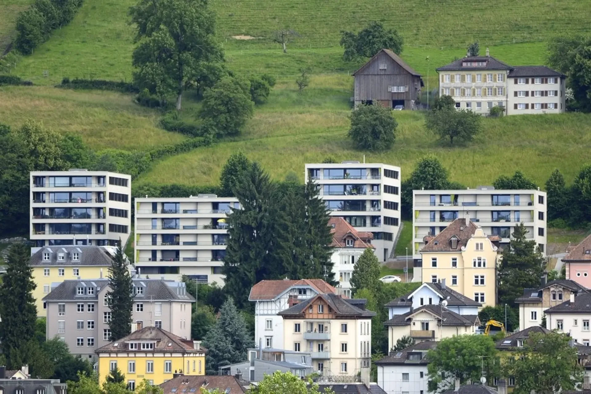 Moderne Wohnung mit Blick über die Stadt
