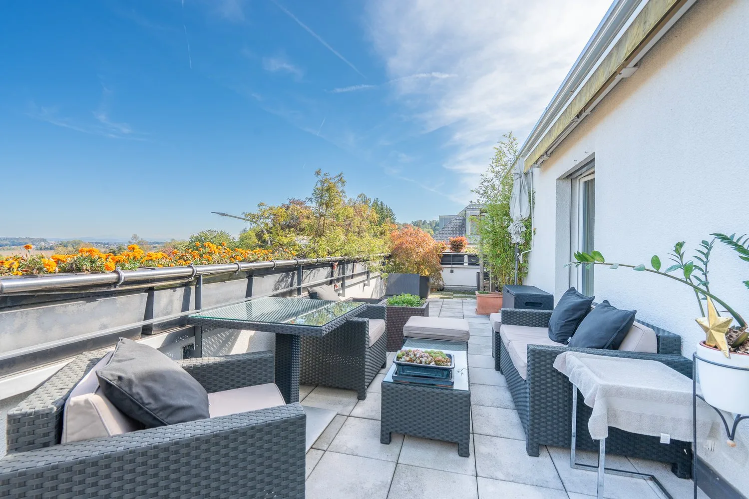 3.5-Zimmer-Attikawohnung mit Morgen- und Abendsonne – vor den Toren Zürichs