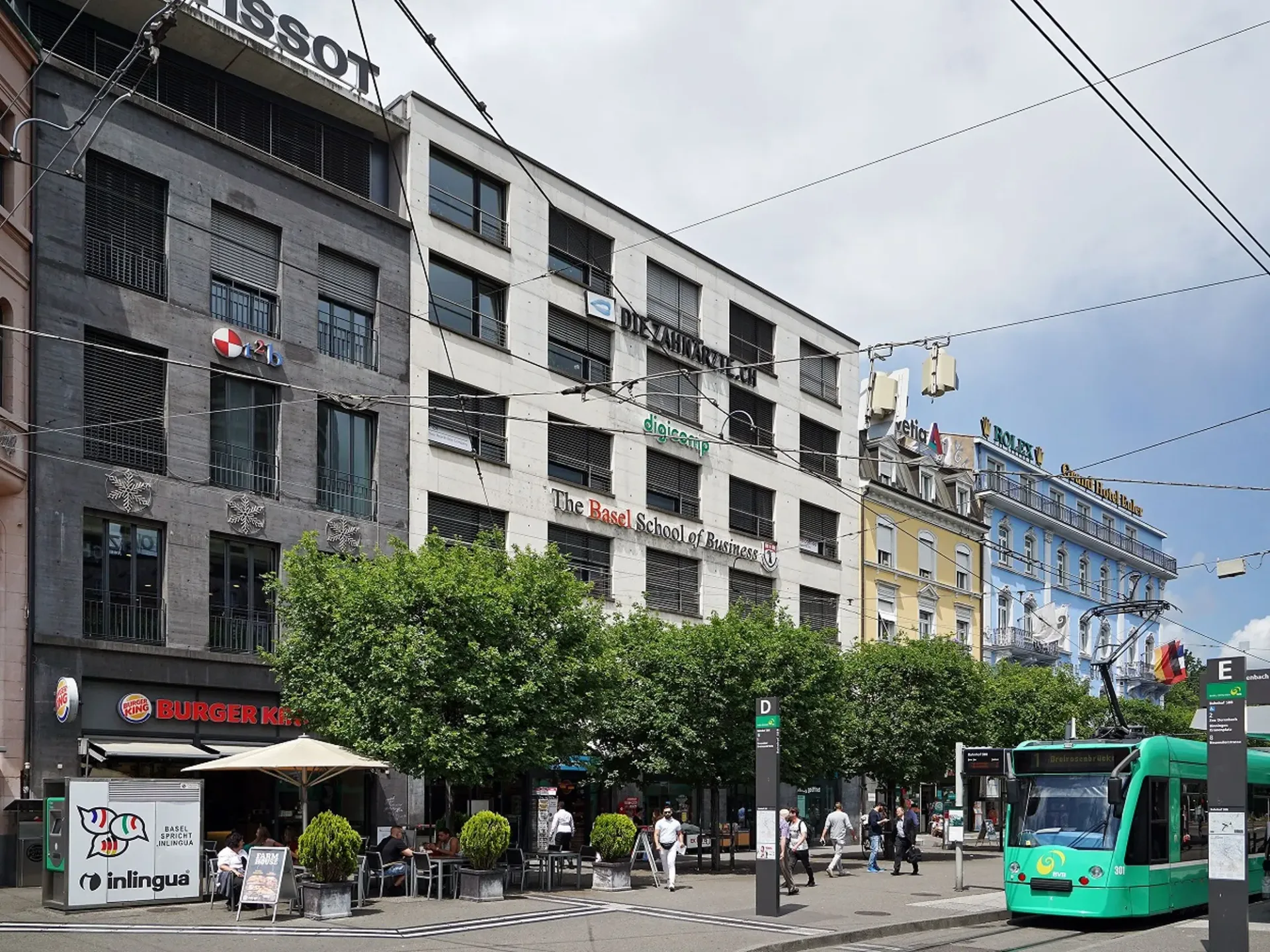 Loft-style 3.5 room maisonette apartment at the train station!