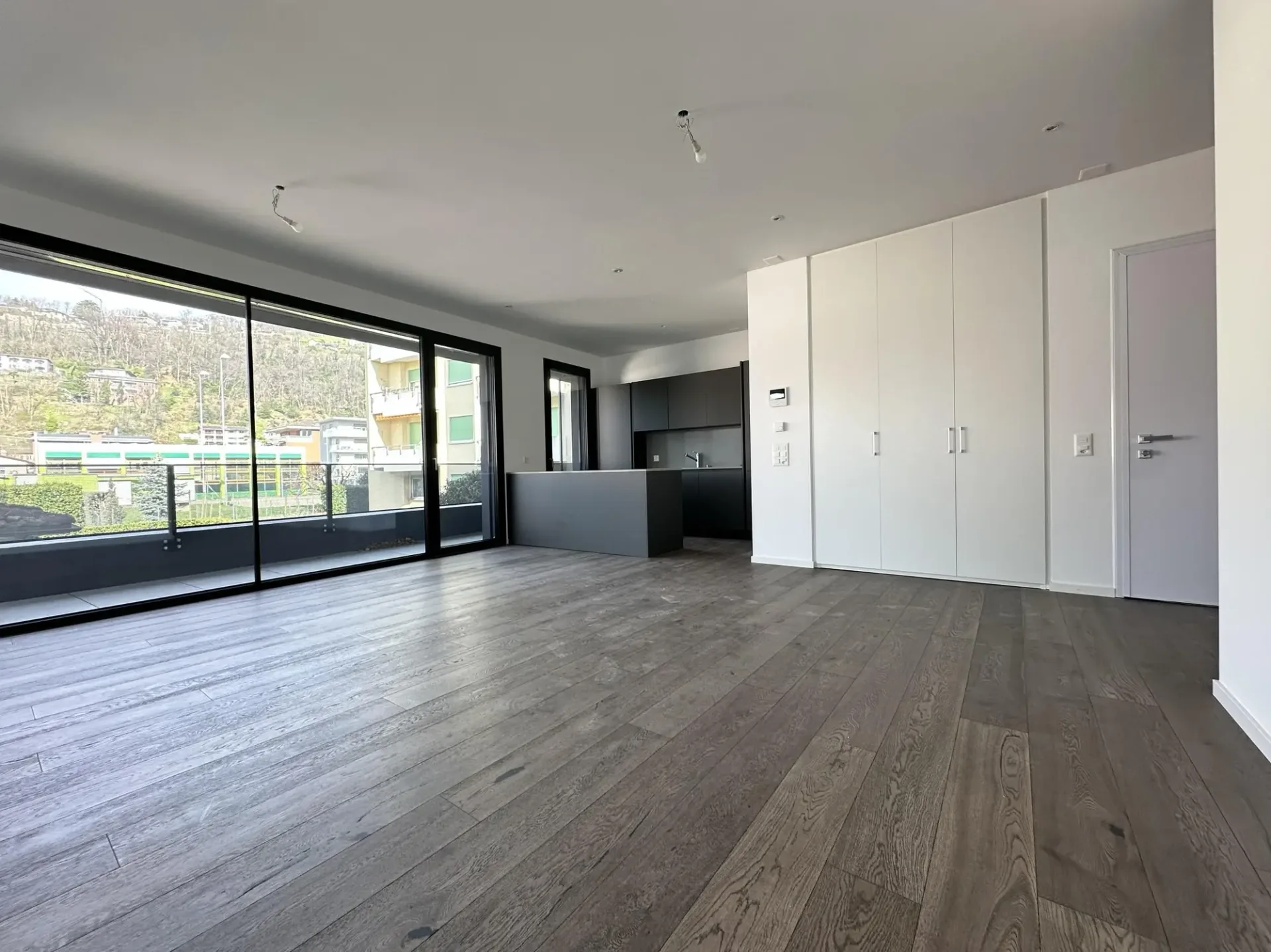 MODERNO ED AMPIO 2.5 LOCALI CON GRANDE TERRAZZA A CANOBBIO