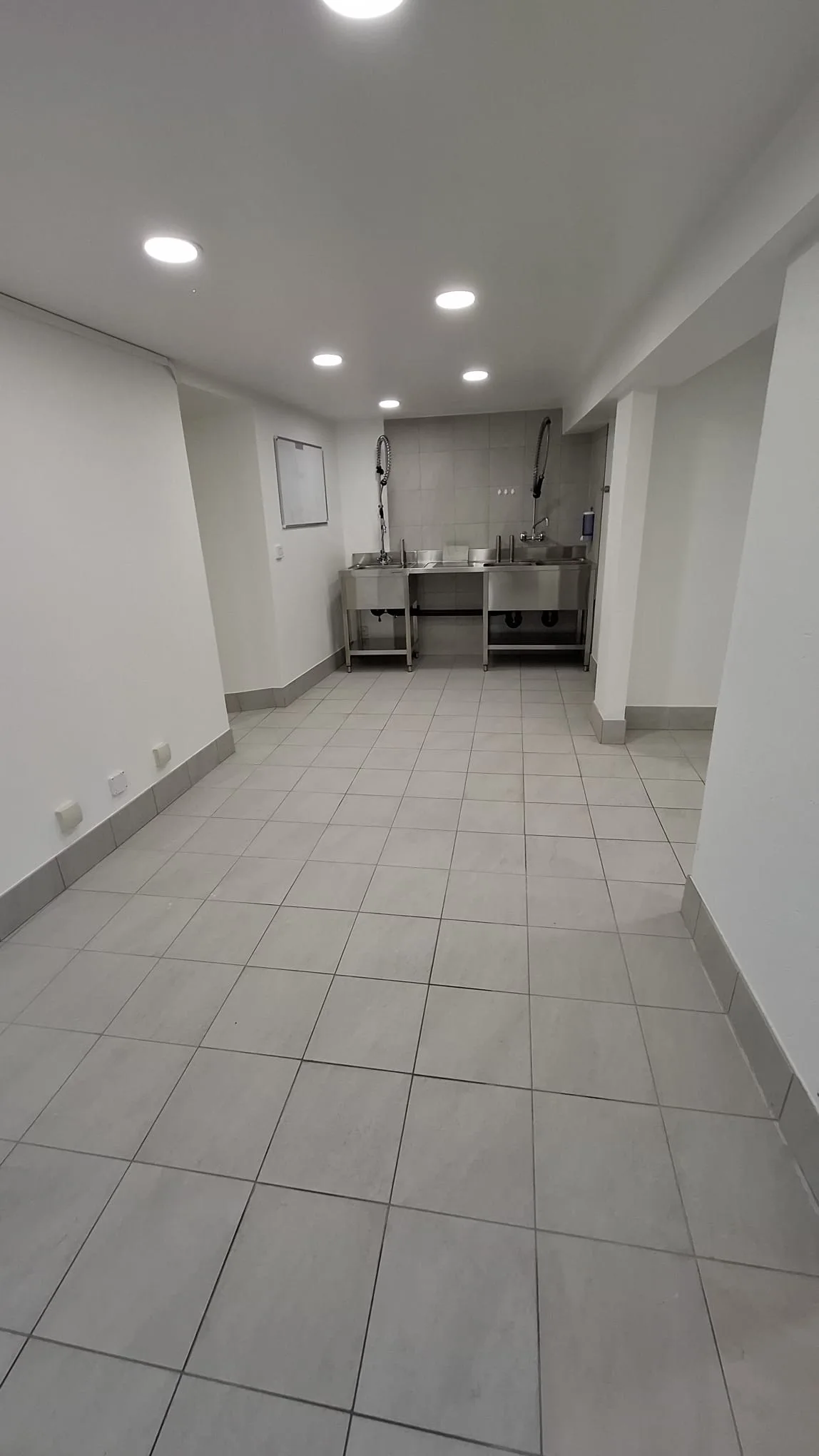 Locale commerciale di 2,5 locali nel cuore del villaggio - Disponibile da