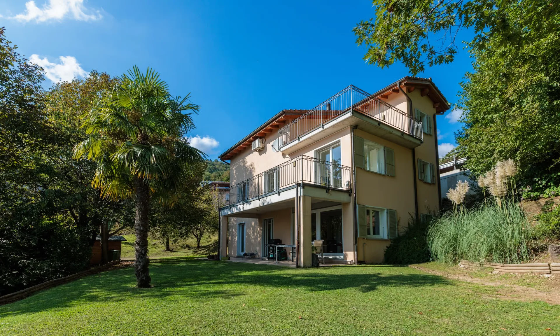 Prächtige Villa mit Seeblick, 7,5 Zimmer im Grünen in Neggio