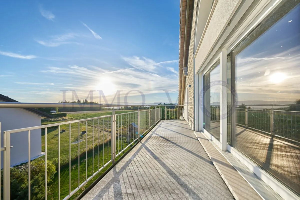 Neue Luxus-Dachwohnung mit großem Balkon und Naturblick