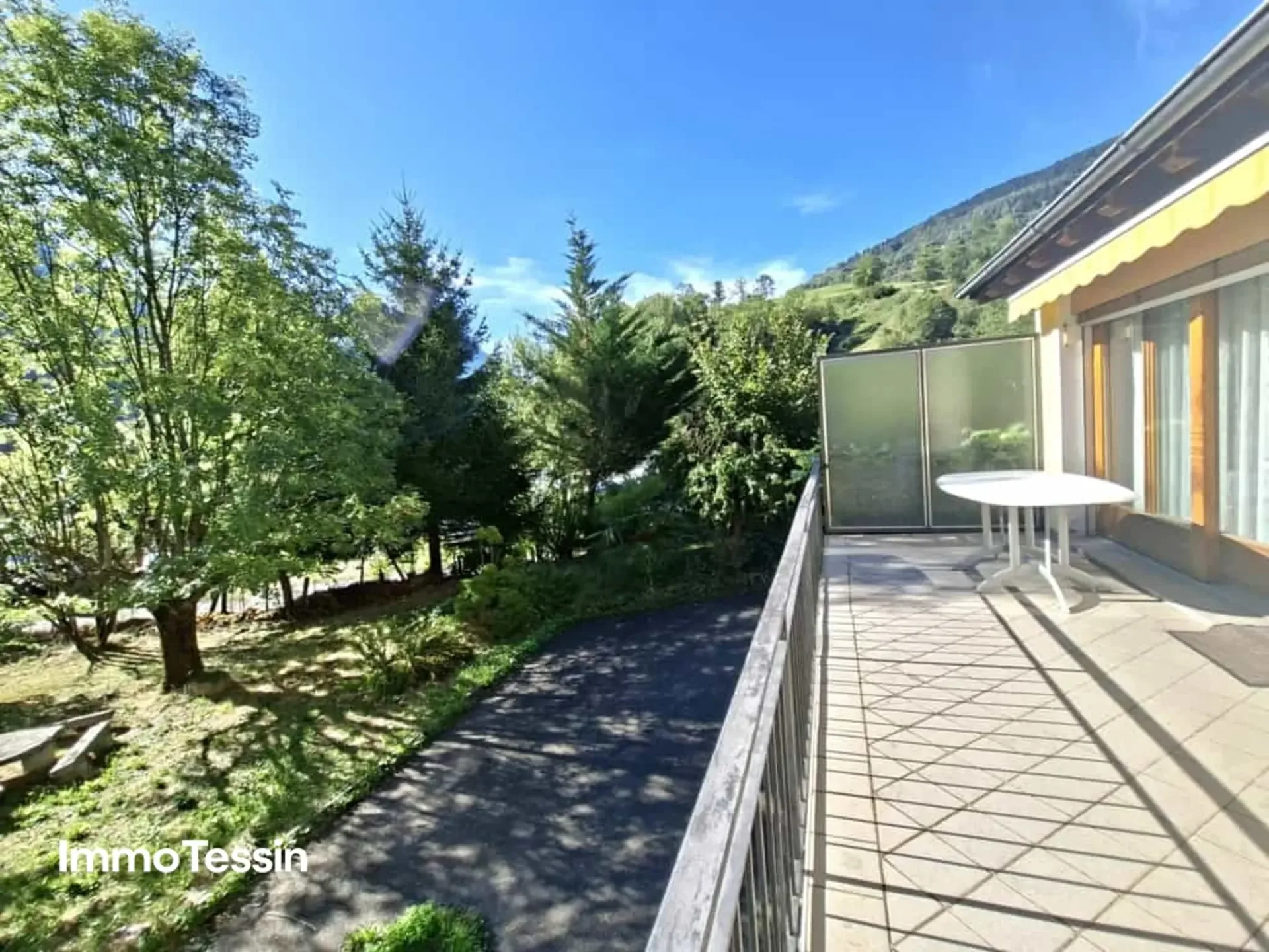House with 2 apartments in a quiet location and fantastic panoramic view into the greenery as well as a large garden