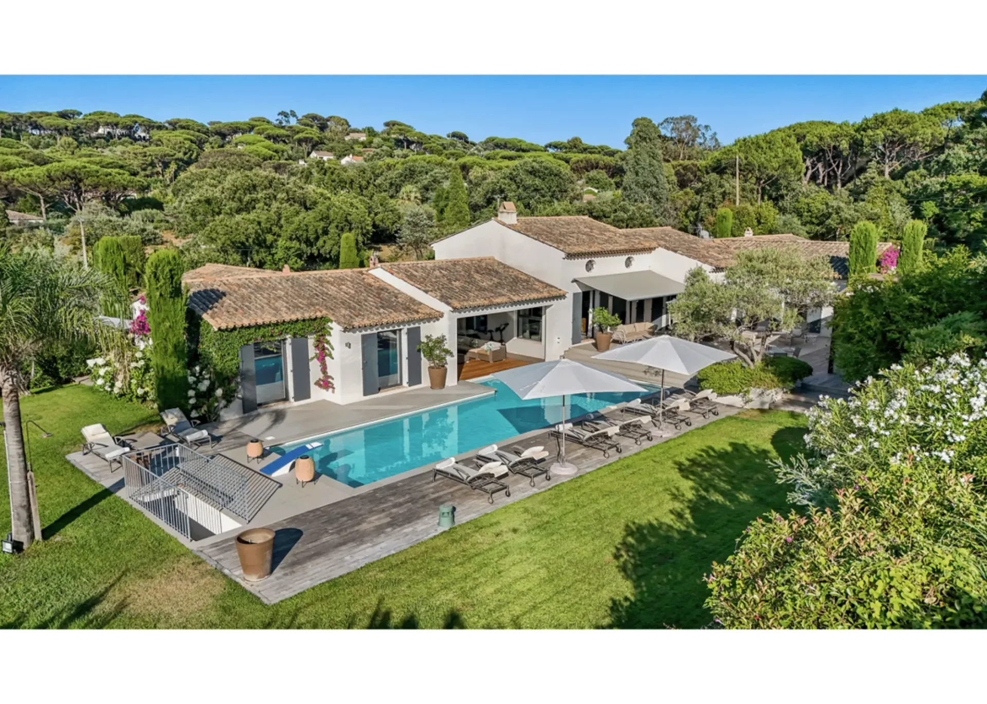 Eleganza Costa Azzurra: Privacy, Luce e Arte di Vivere Mediterranea