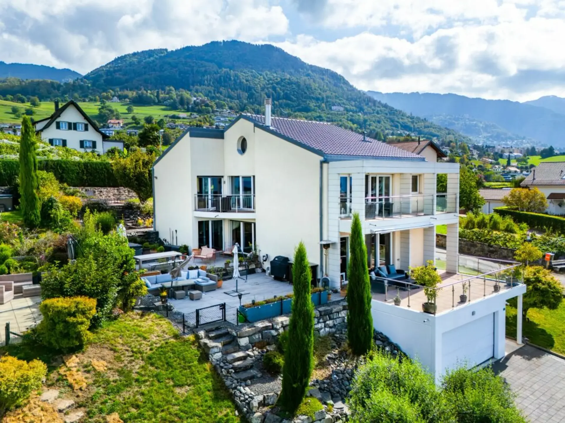 Villa individuelle de 7.5 pièces avec vue exceptionnelle sur lac et montagnes