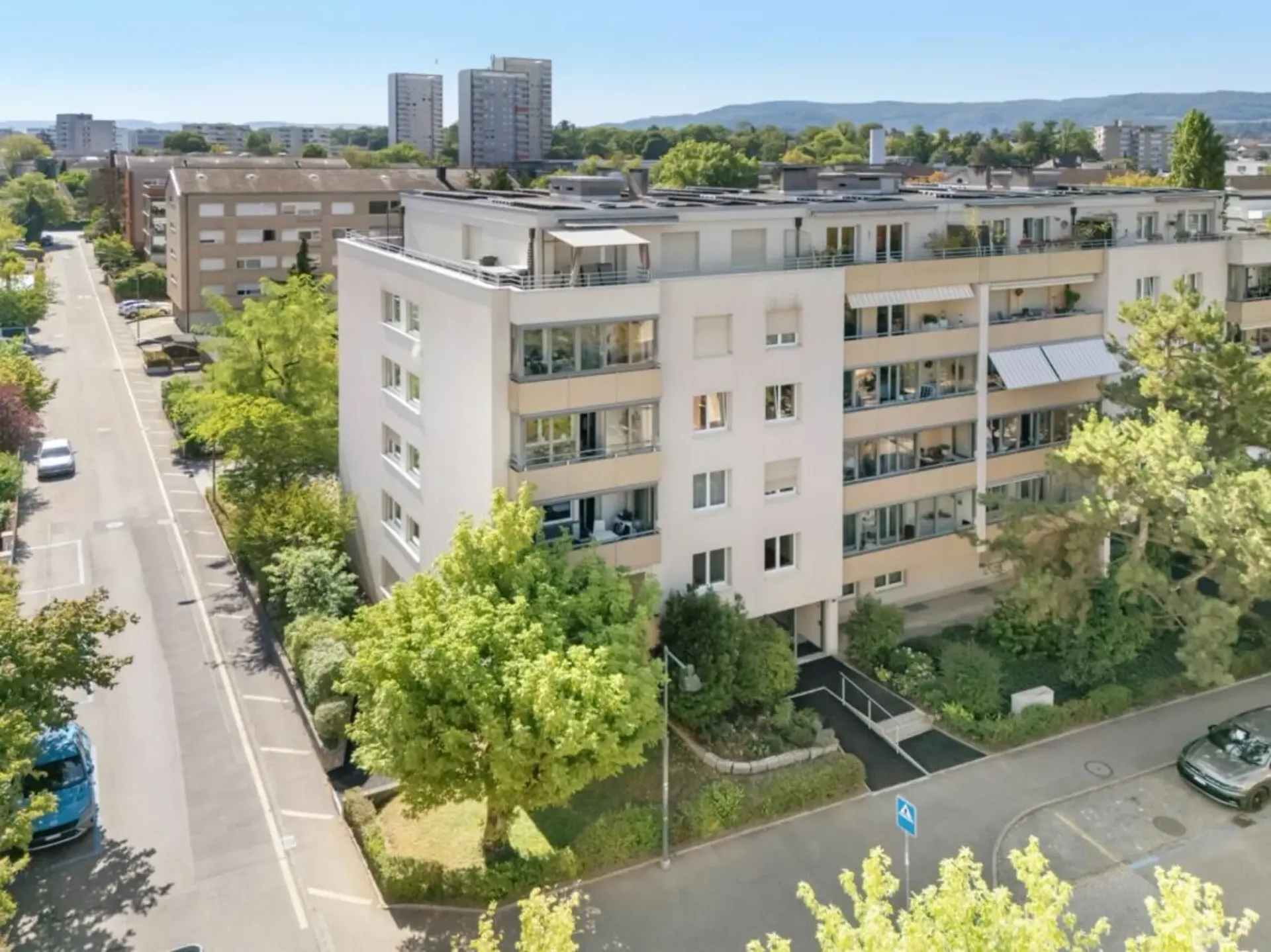Helle 3,5-Zimmerwohnung mit Lift und Balkon an zentraler Lage in Birsfelden