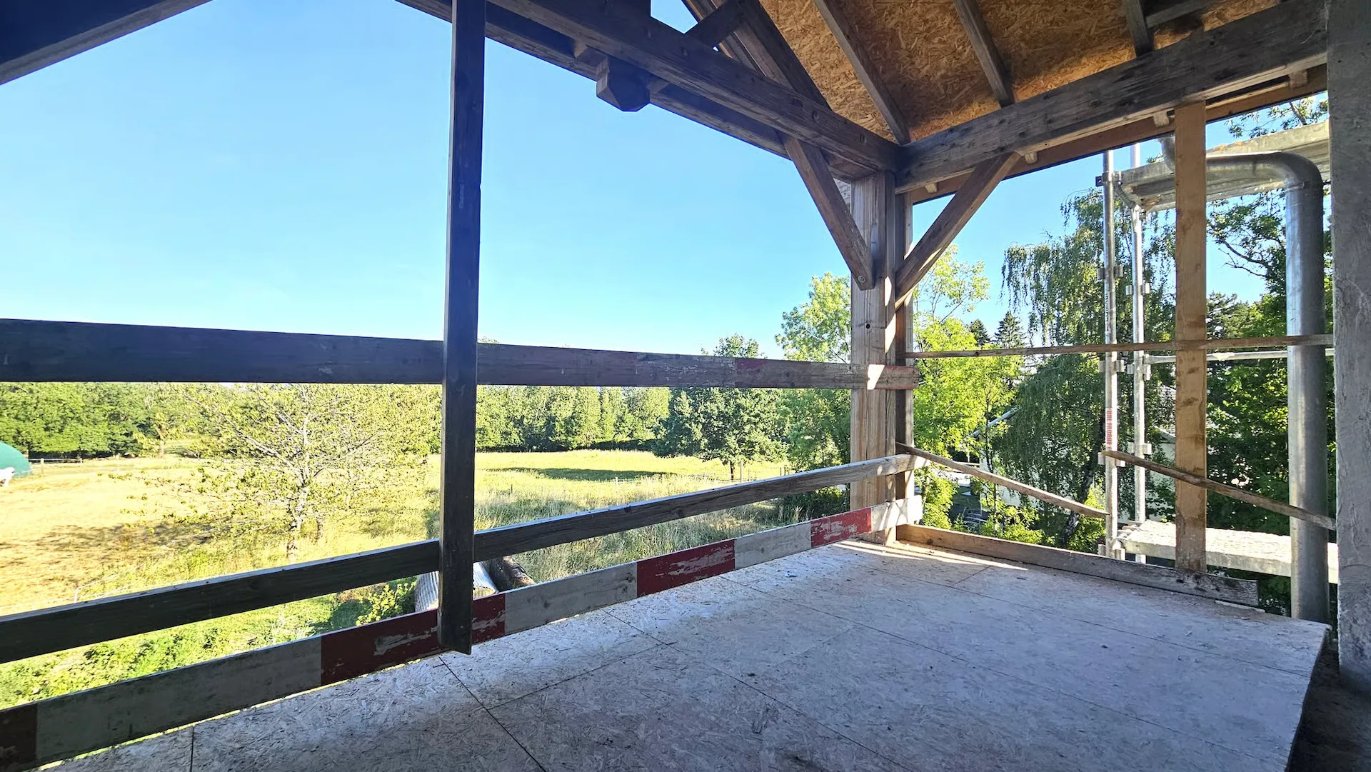 CHEVRY, Dachgeschoß-Duplex, 5-Zimmer-Wohnung mit 137m2 in renovierter Scheune