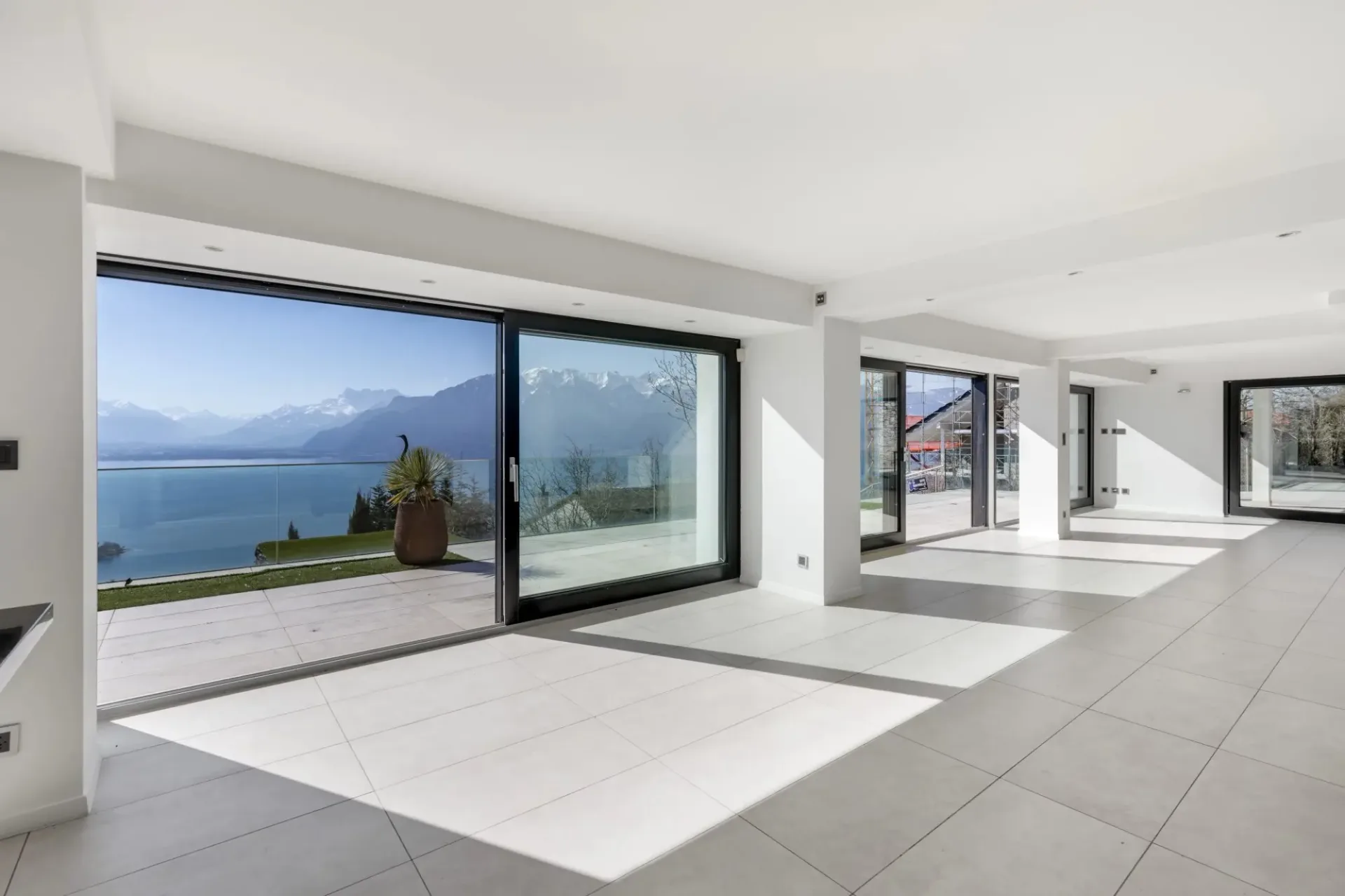 Proprietà luminosa con piscina e vista panoramica